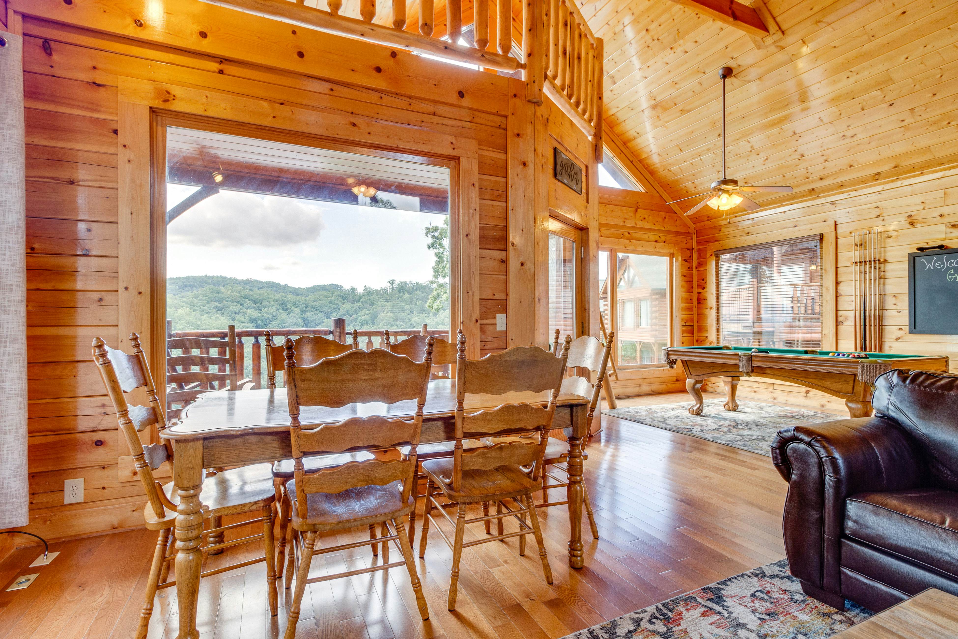 Beautiful log cabin w/mountain views, private hot tub, & free attraction tickets