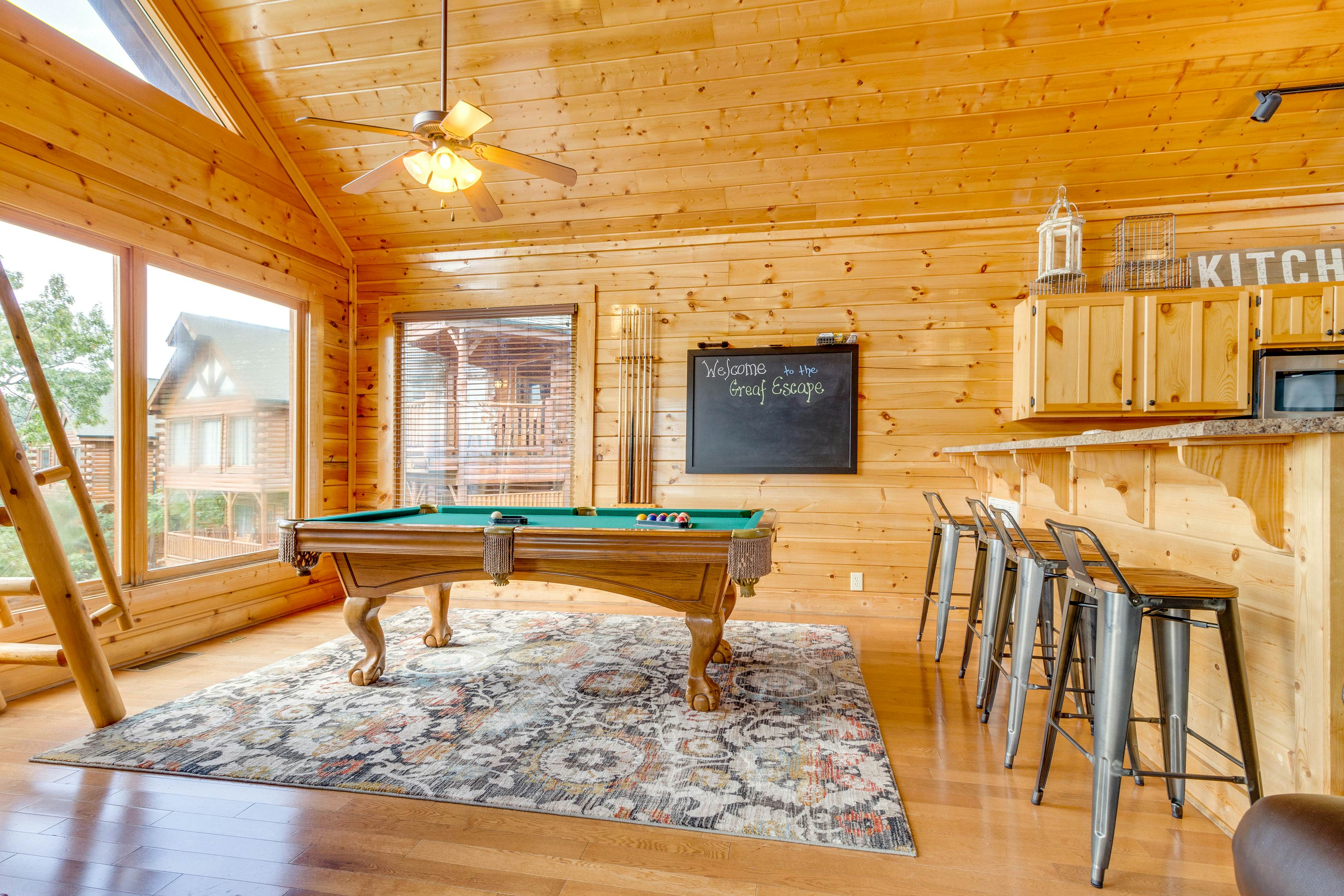 Beautiful log cabin w/mountain views, private hot tub, & free attraction tickets