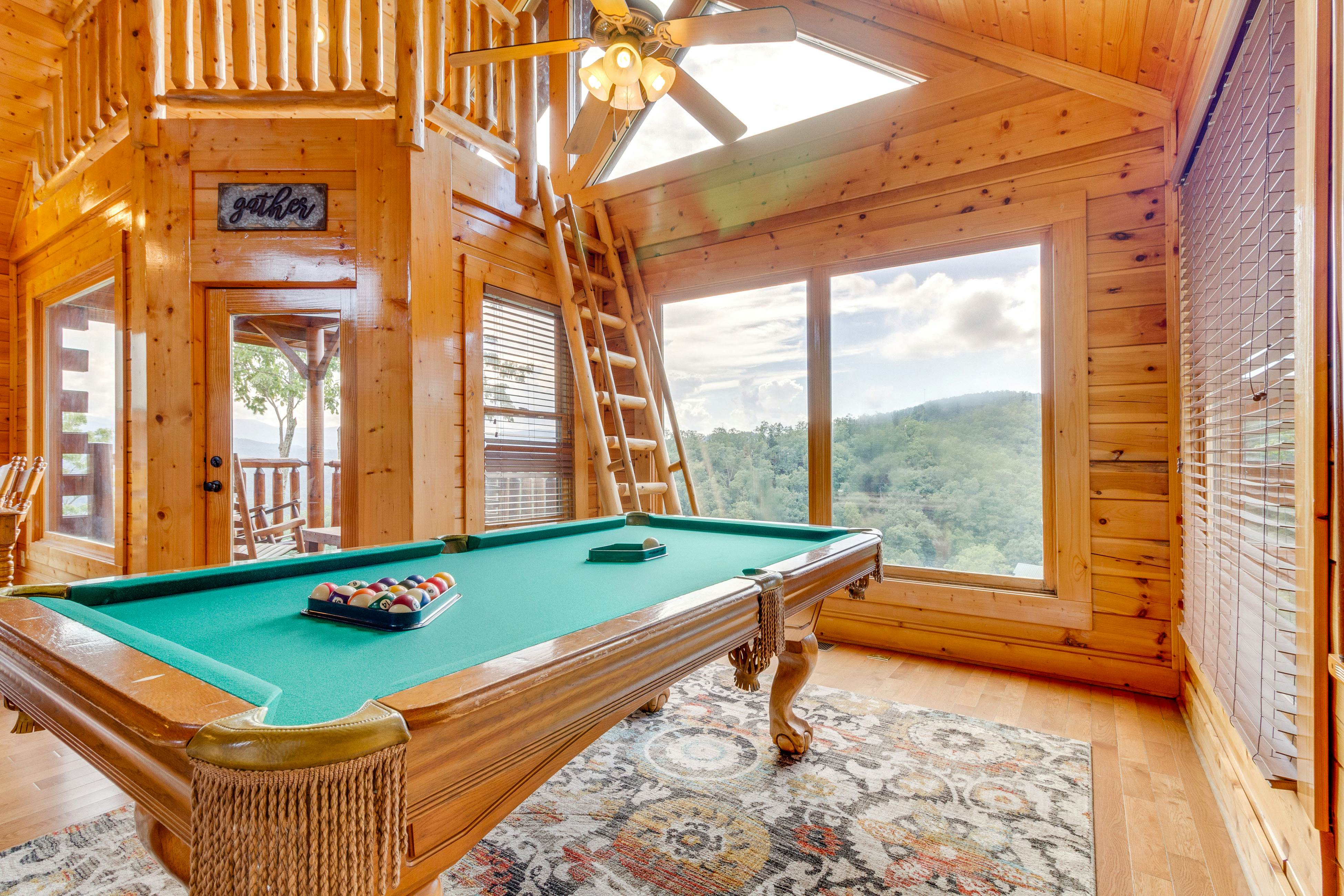 Beautiful log cabin w/mountain views, private hot tub, & free attraction tickets