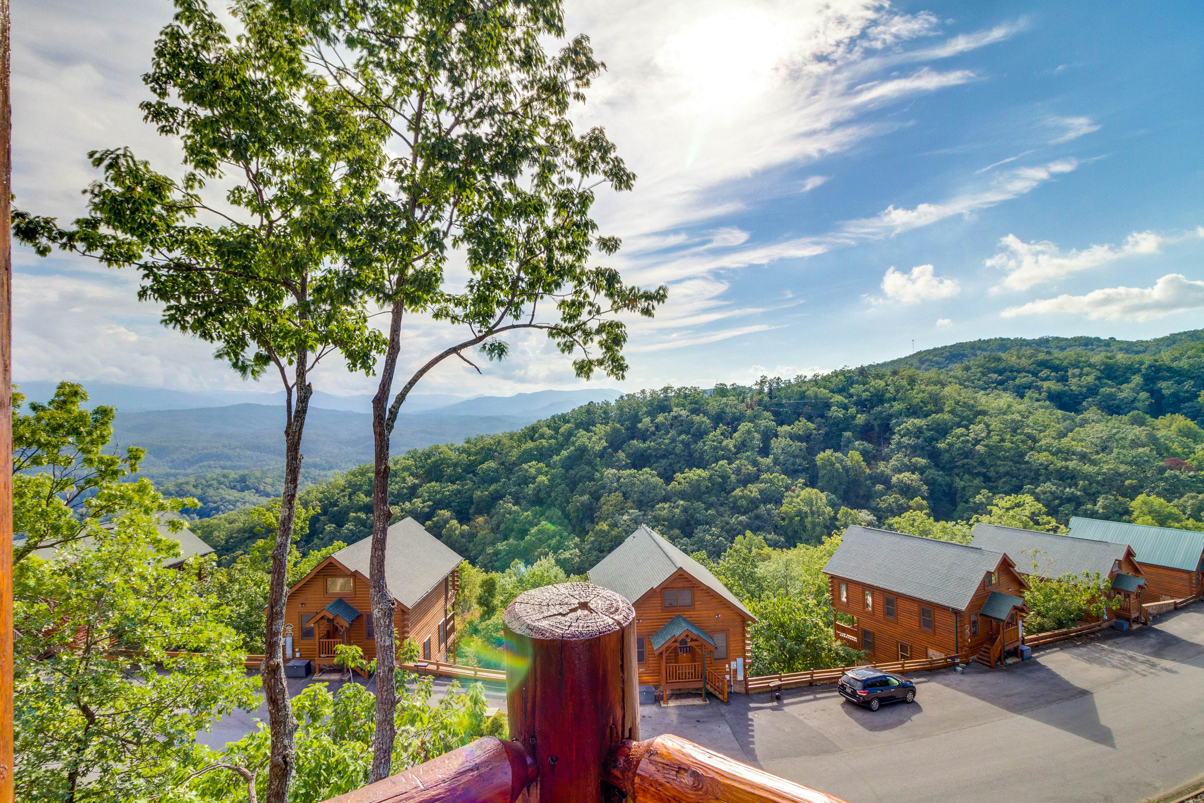 Beautiful log cabin w/mountain views, private hot tub, & free attraction tickets