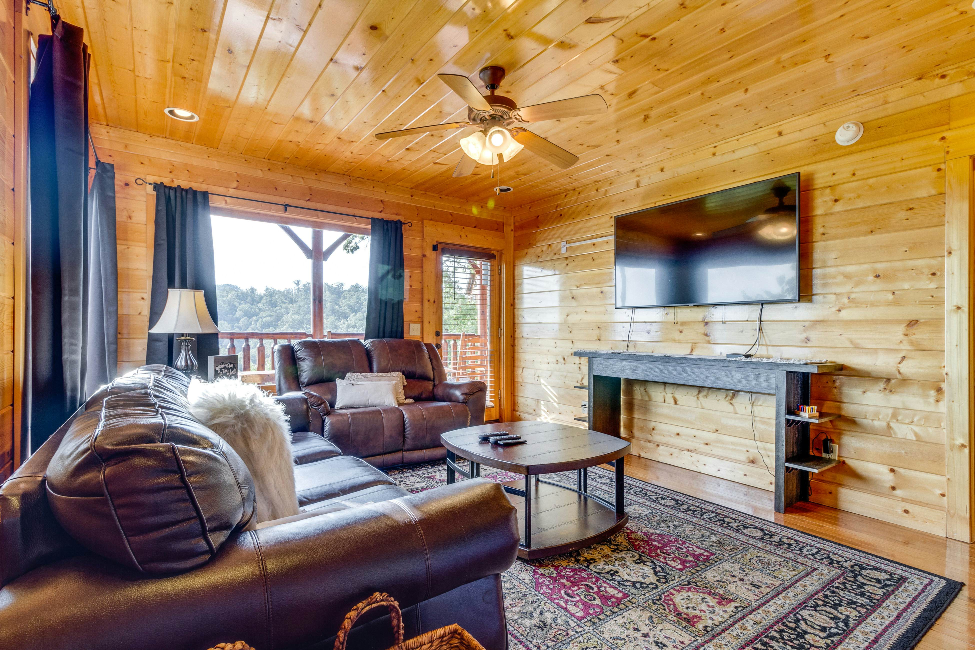 Beautiful log cabin w/mountain views, private hot tub, & free attraction tickets