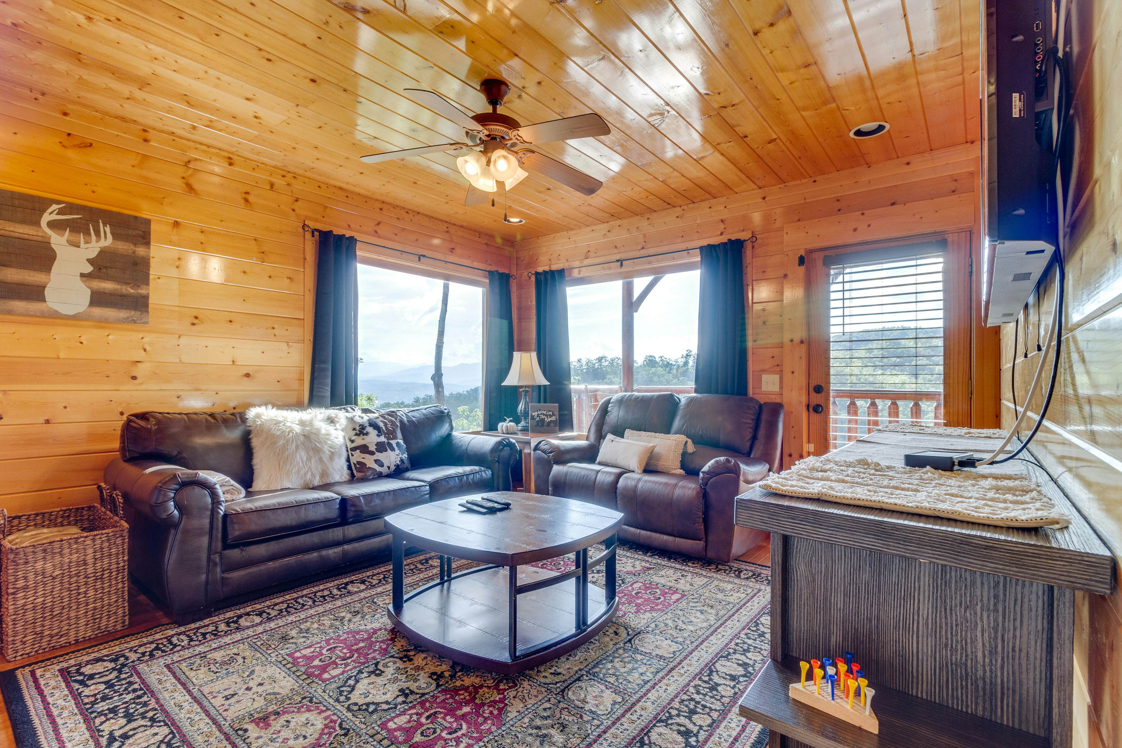 Beautiful log cabin w/mountain views, private hot tub, & free attraction tickets