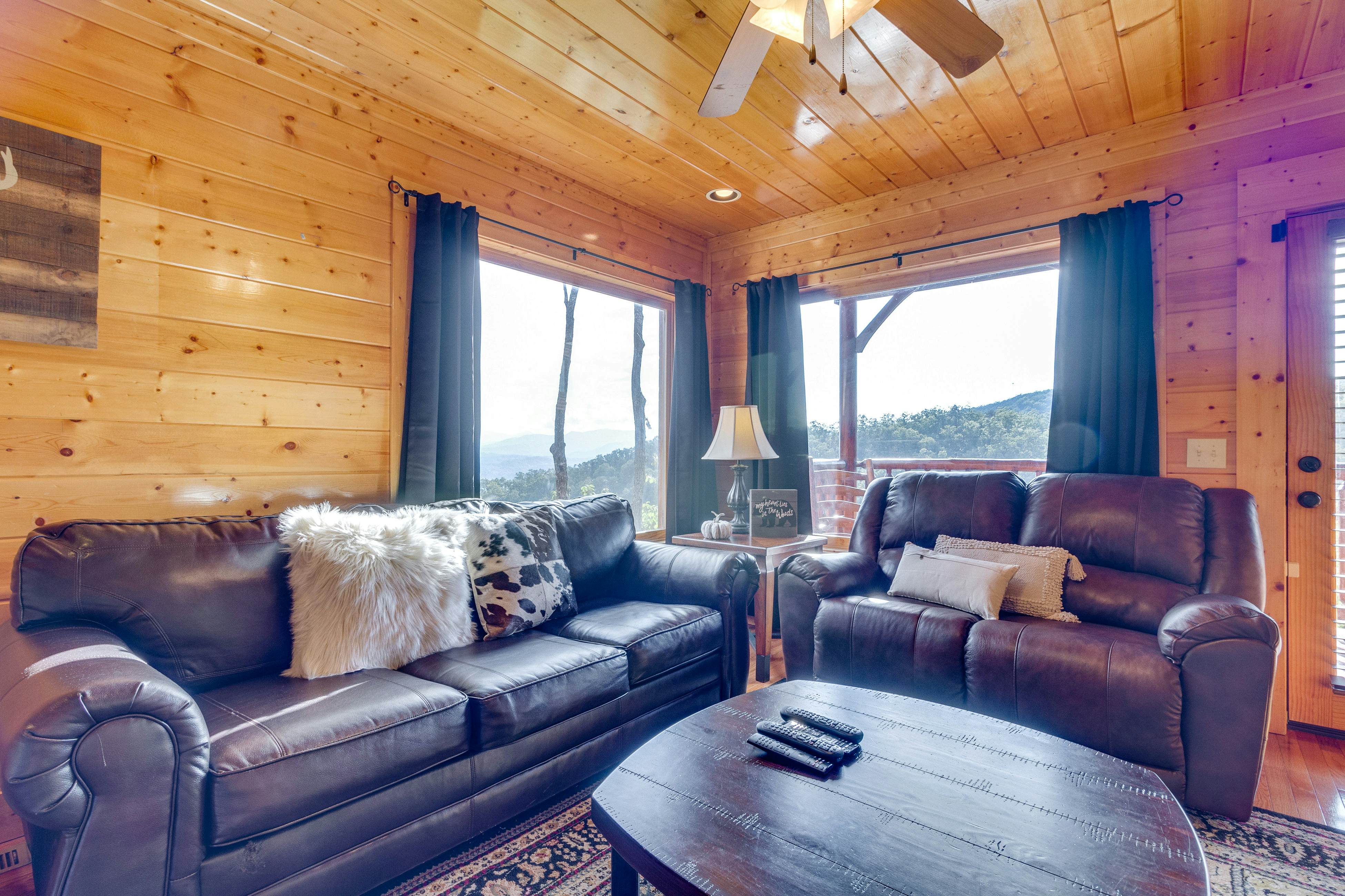 Beautiful log cabin w/mountain views, private hot tub, & free attraction tickets