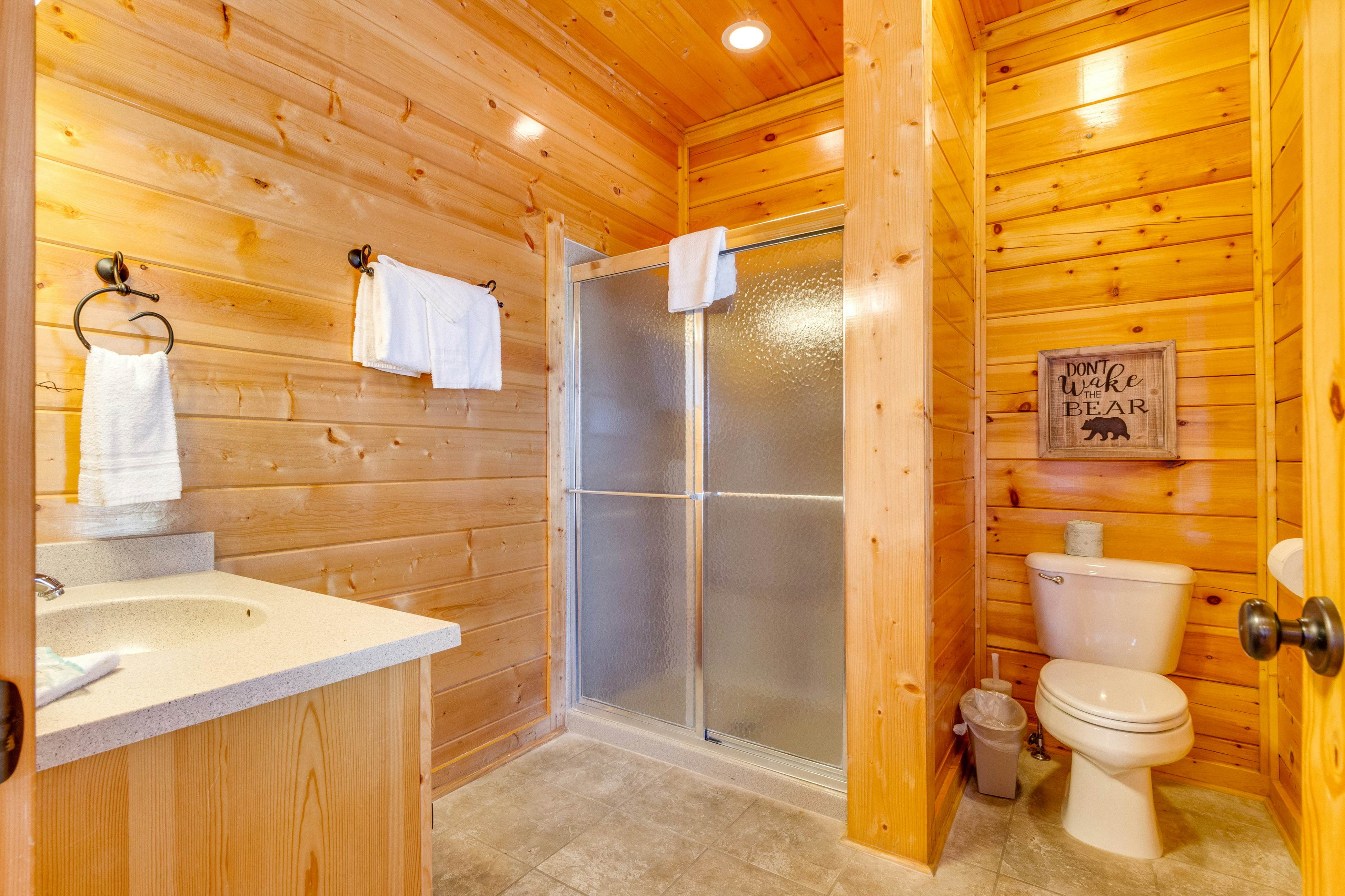 Beautiful log cabin w/mountain views, private hot tub, & free attraction tickets