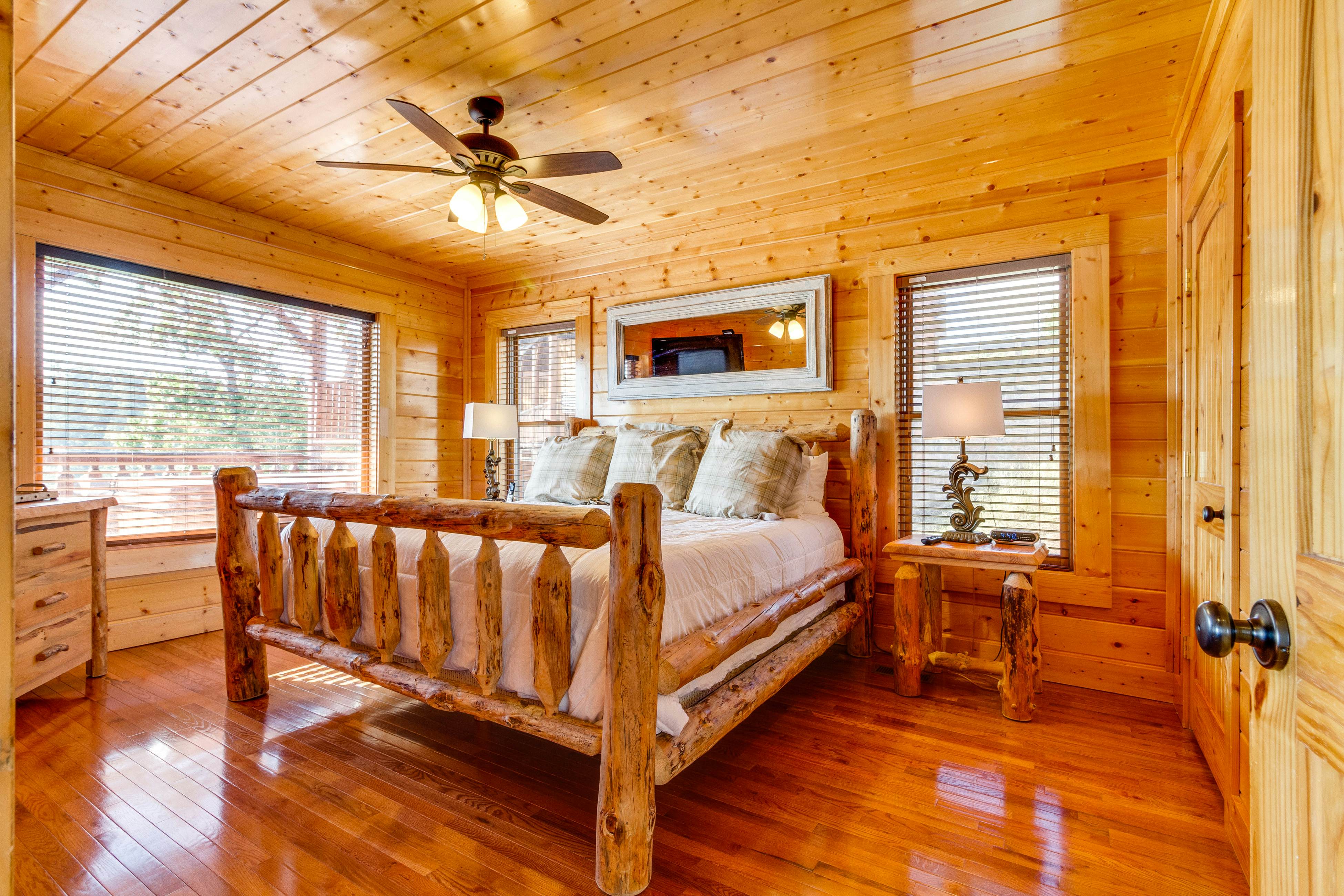 Beautiful log cabin w/mountain views, private hot tub, & free attraction tickets