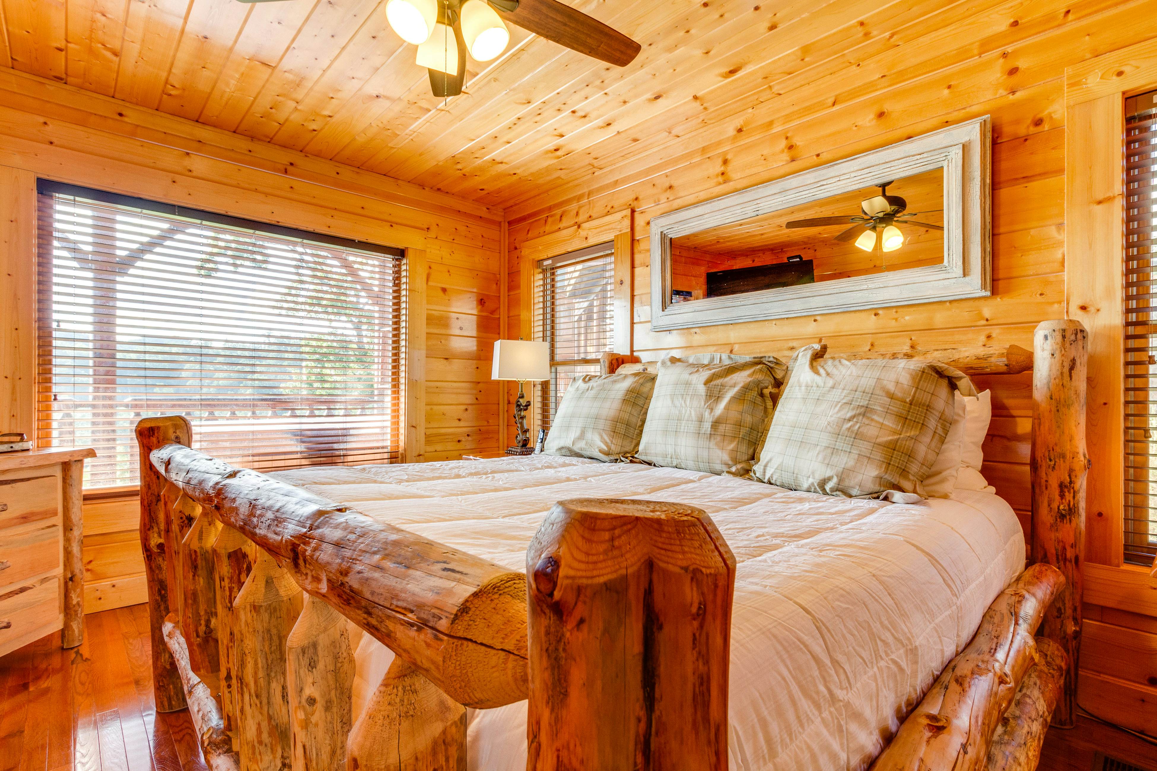 Beautiful log cabin w/mountain views, private hot tub, & free attraction tickets