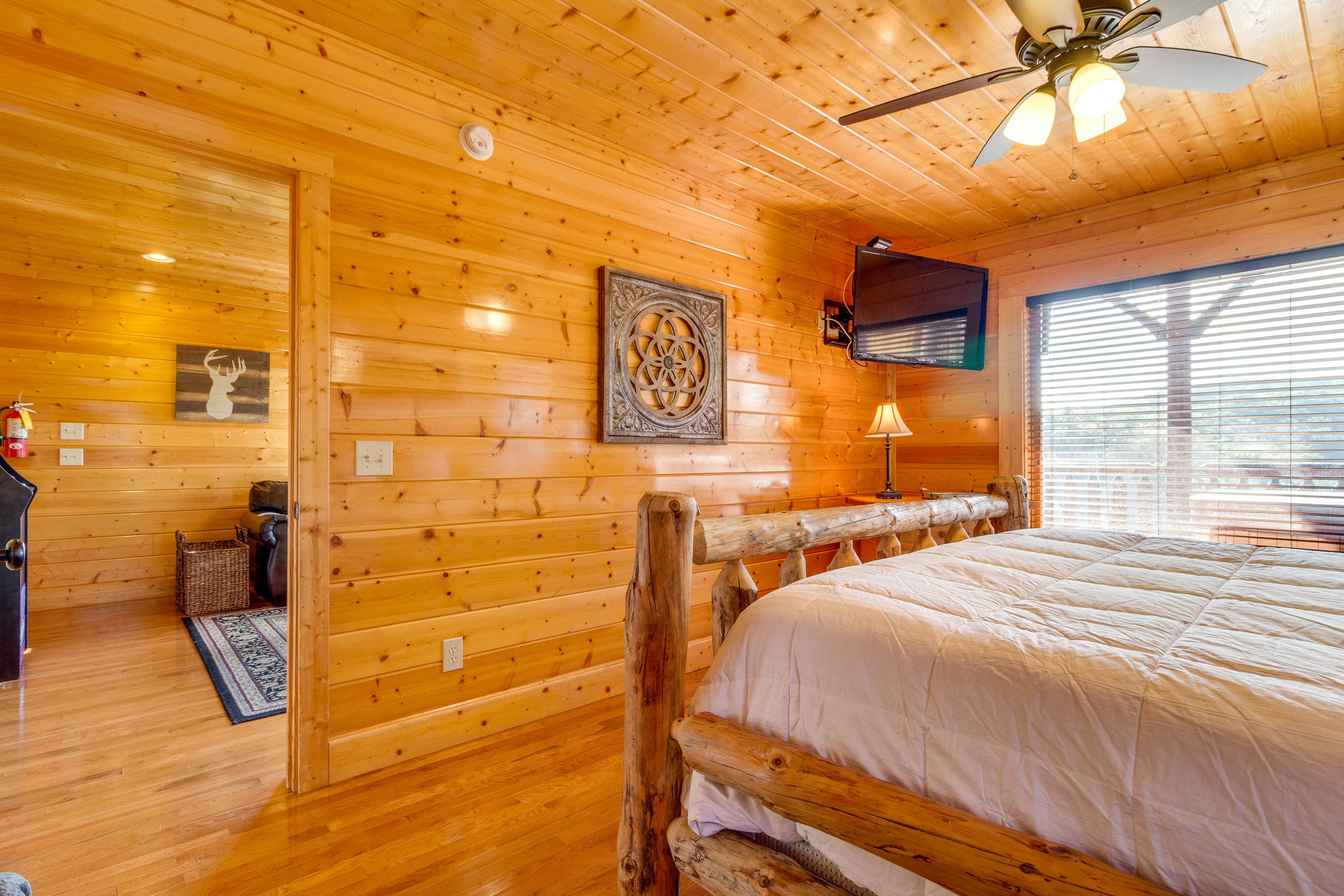 Beautiful log cabin w/mountain views, private hot tub, & free attraction tickets