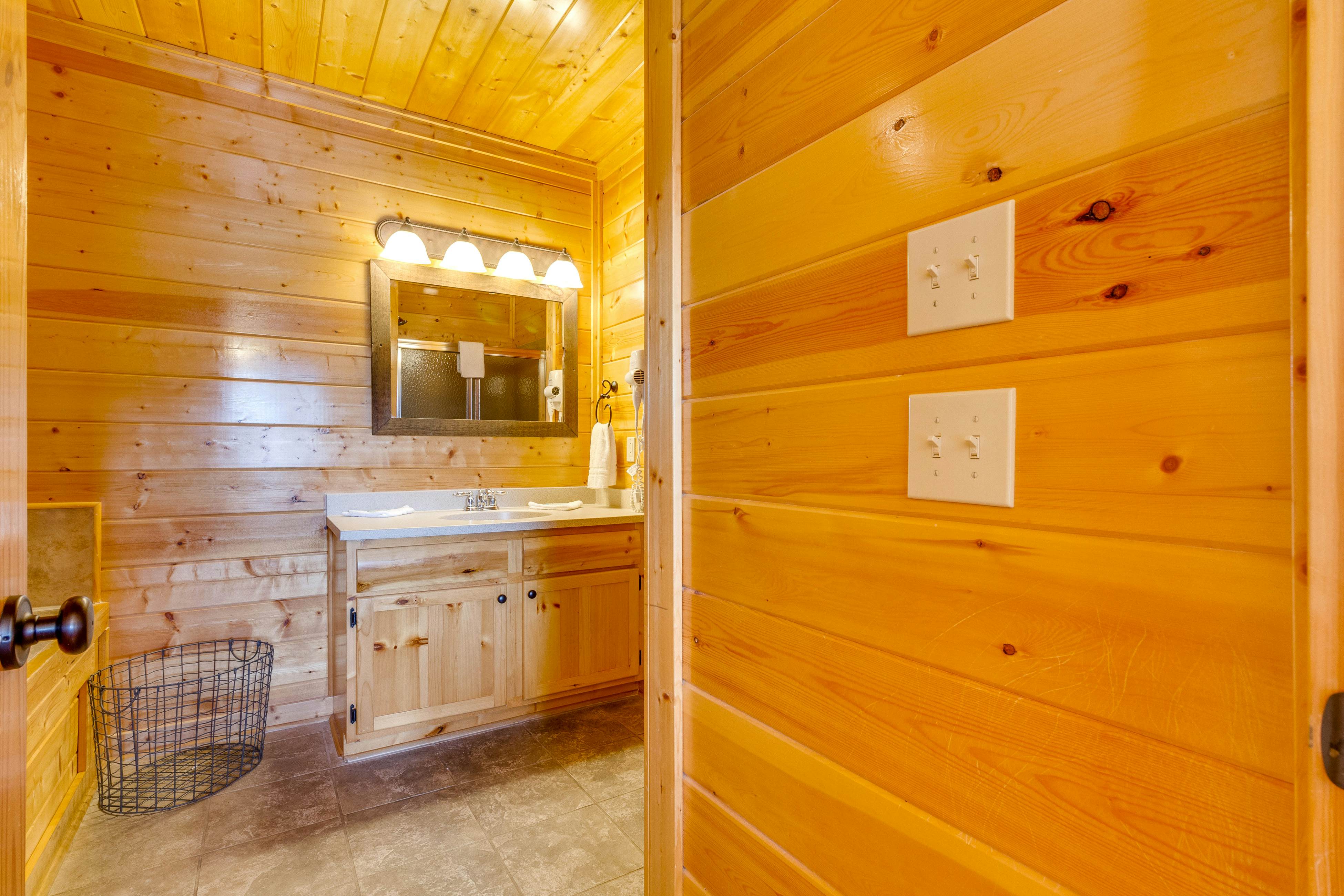 Beautiful log cabin w/mountain views, private hot tub, & free attraction tickets