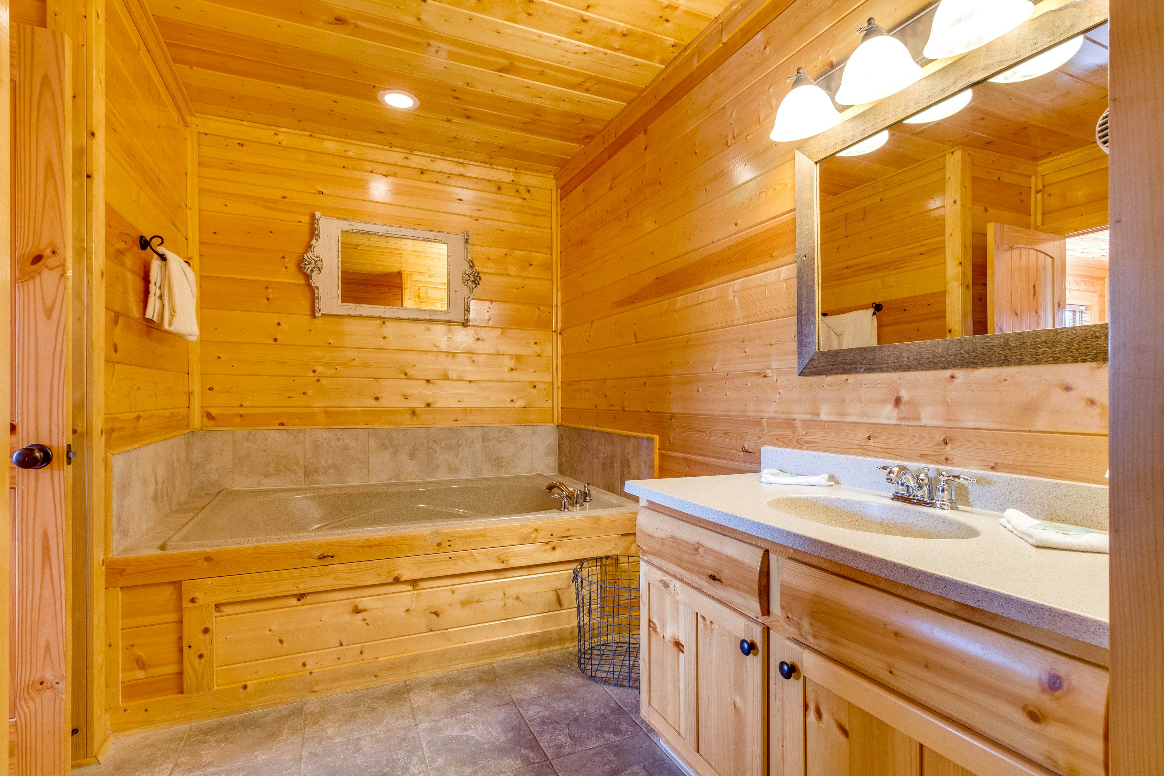 Beautiful log cabin w/mountain views, private hot tub, & free attraction tickets