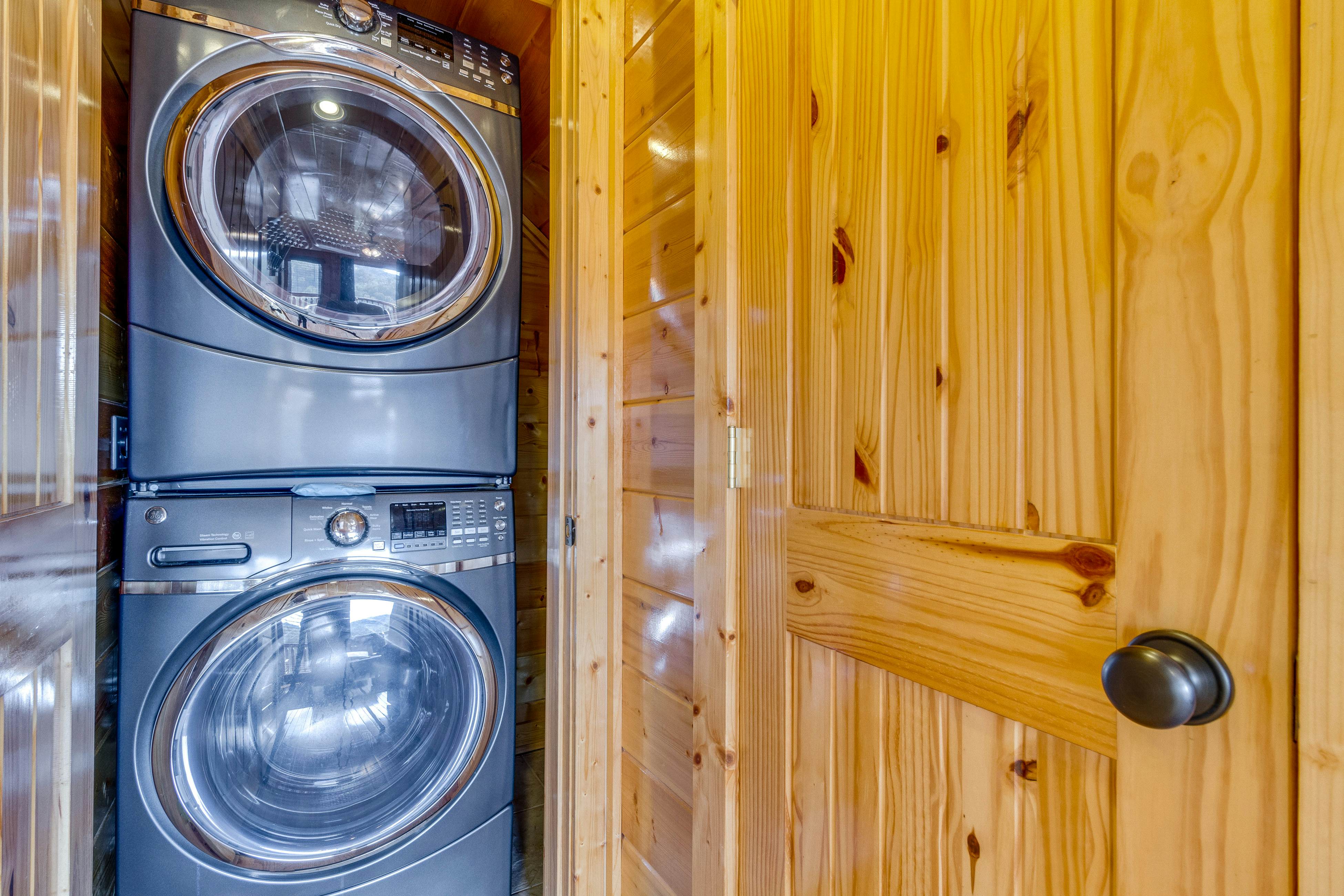 Beautiful log cabin w/mountain views, private hot tub, & free attraction tickets