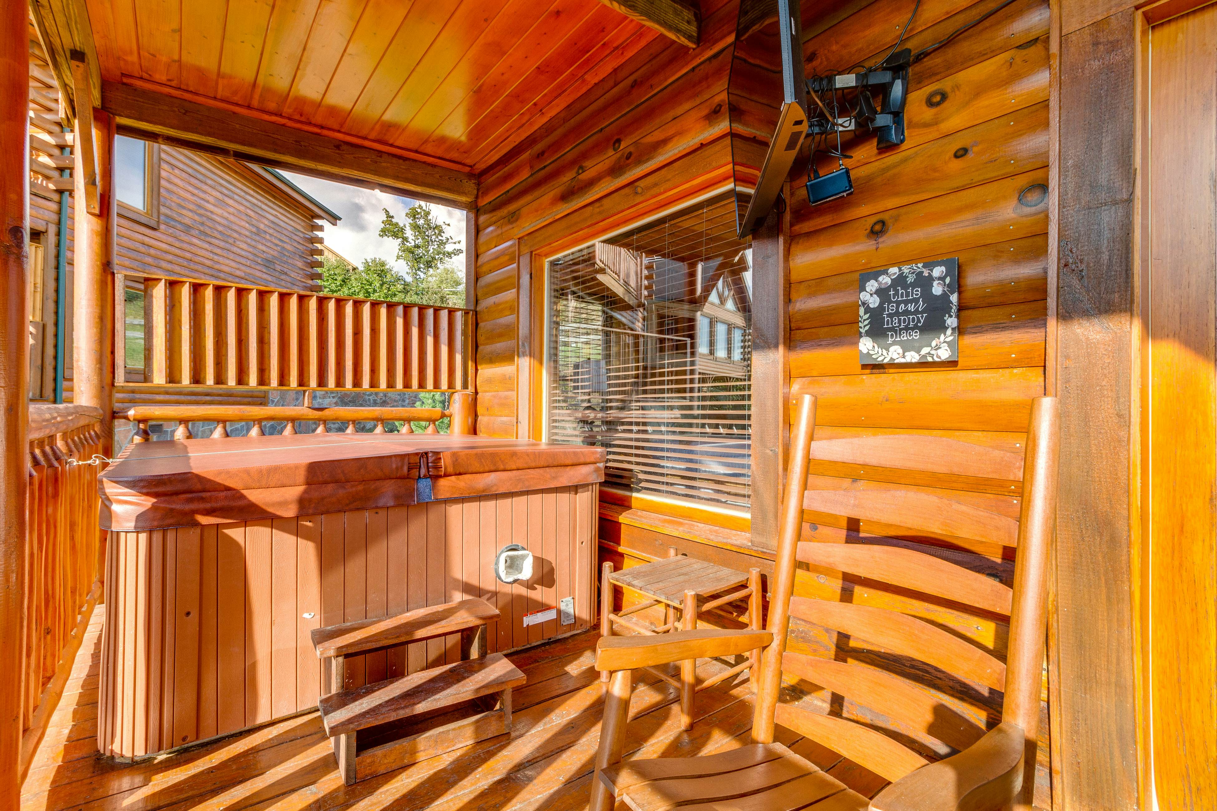 Beautiful log cabin w/mountain views, private hot tub, & free attraction tickets