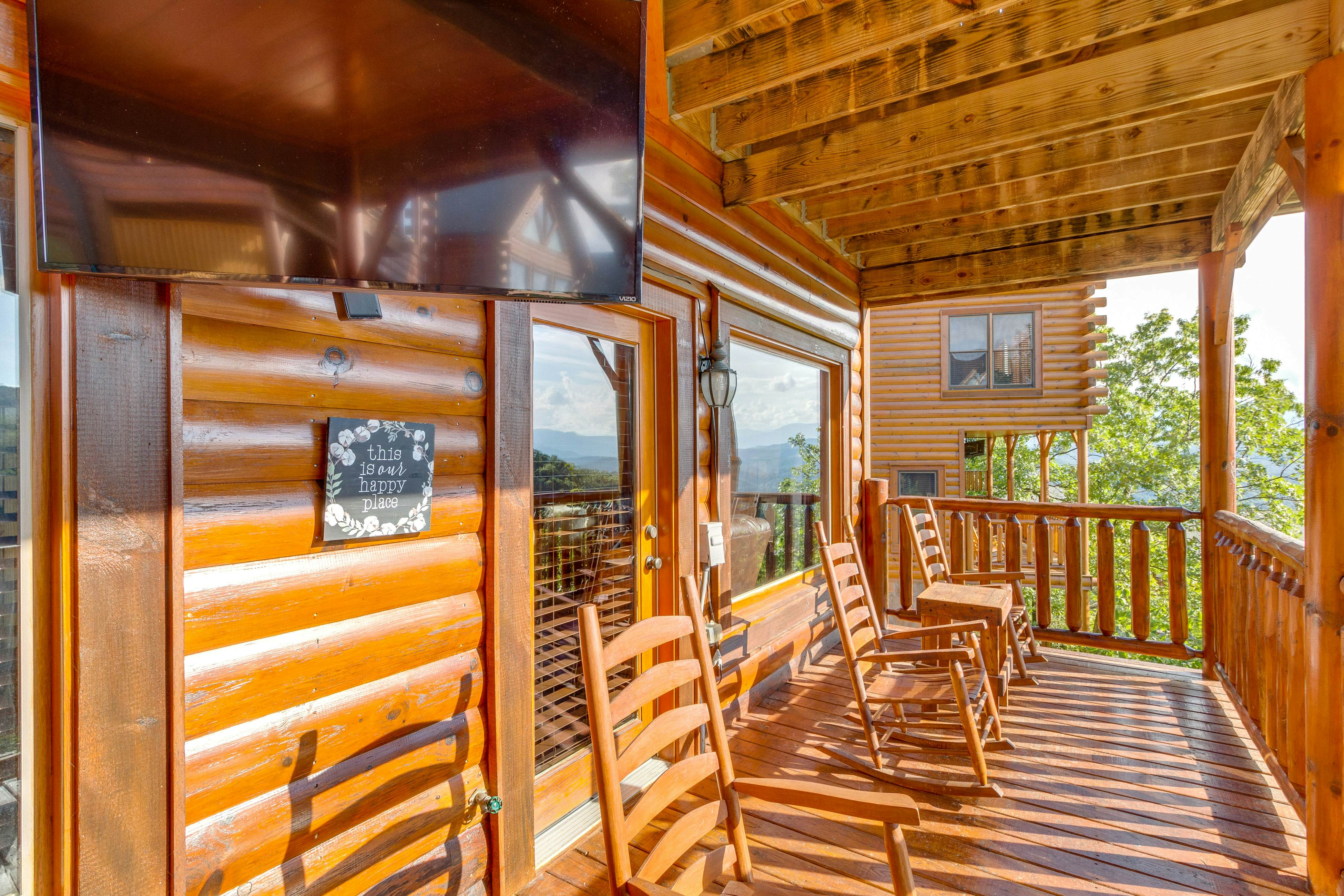 Beautiful log cabin w/mountain views, private hot tub, & free attraction tickets