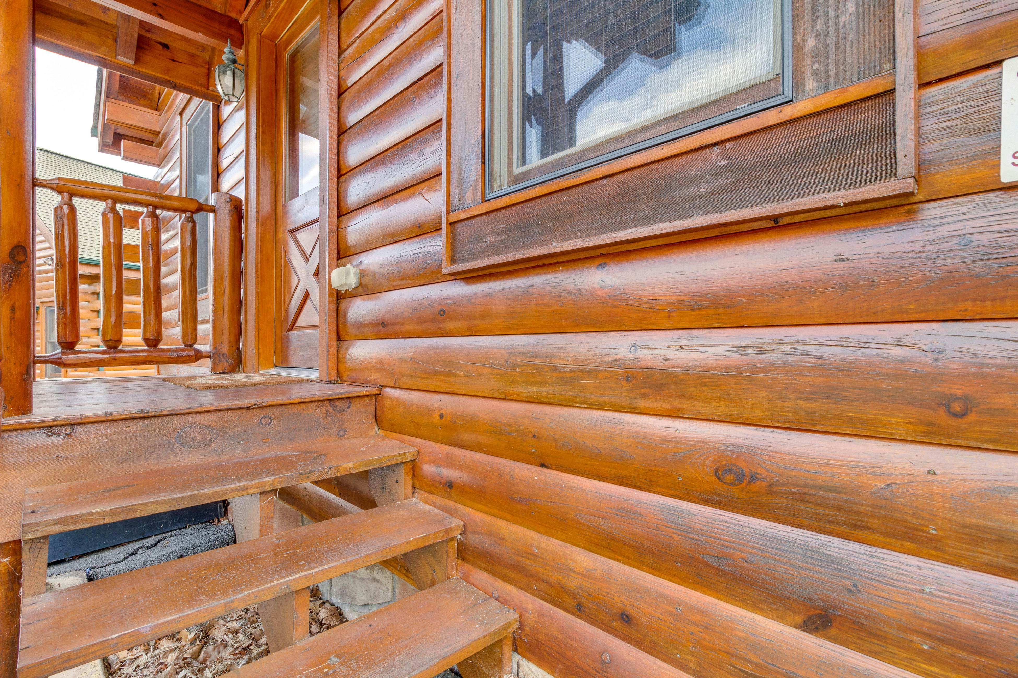 Beautiful log cabin w/mountain views, private hot tub, & free attraction tickets