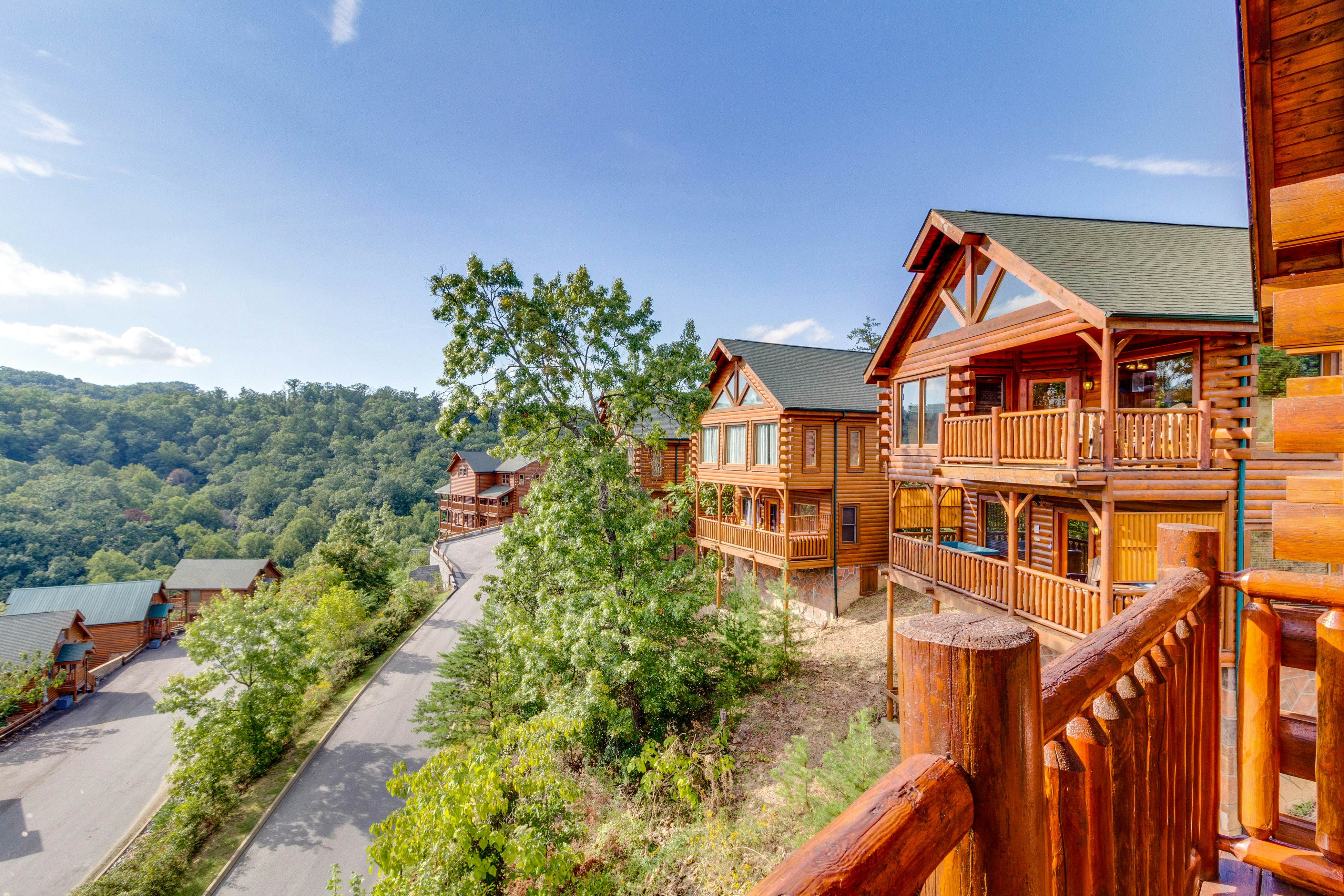 Beautiful log cabin w/mountain views, private hot tub, & free attraction tickets