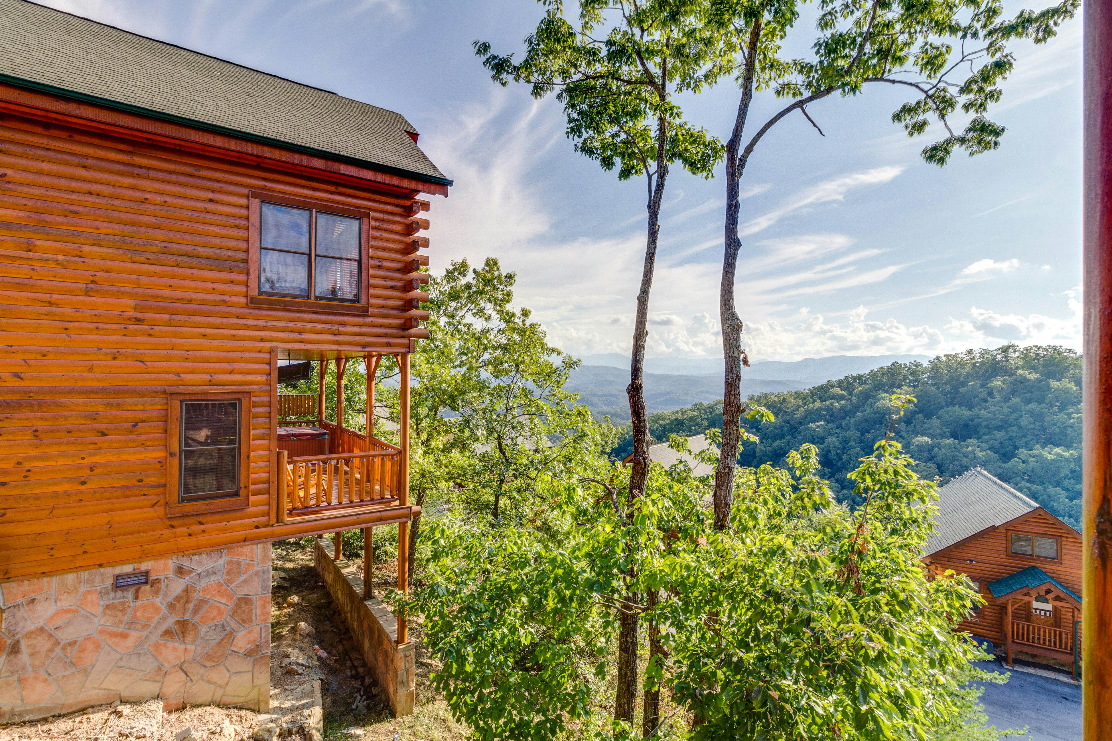 Beautiful log cabin w/mountain views, private hot tub, & free attraction tickets