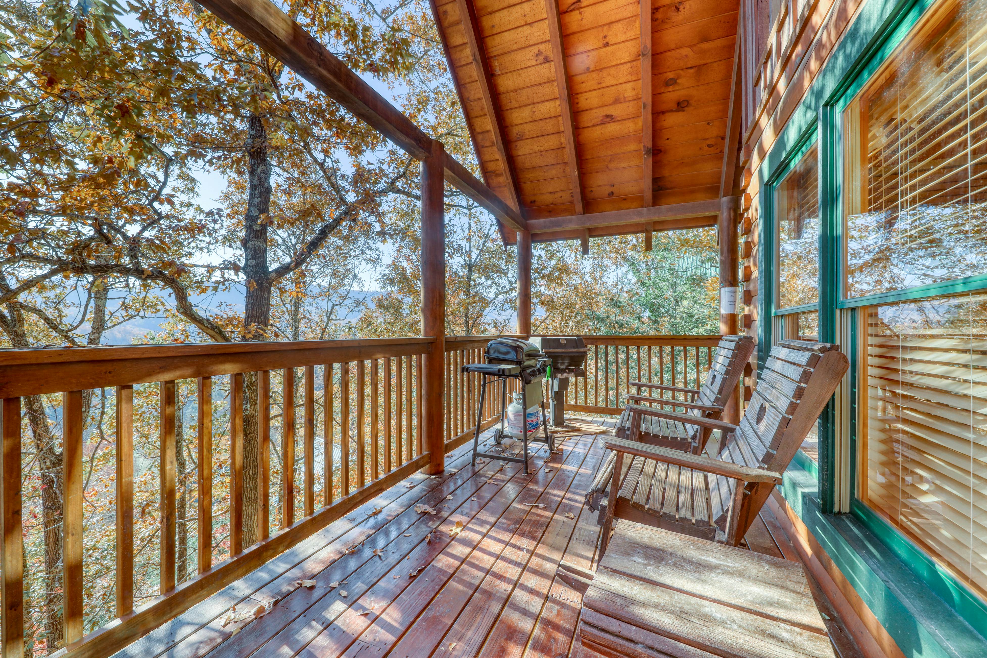 Charming log cabin in mountains w/ Free Attraction Tickets, hot tub & pool table