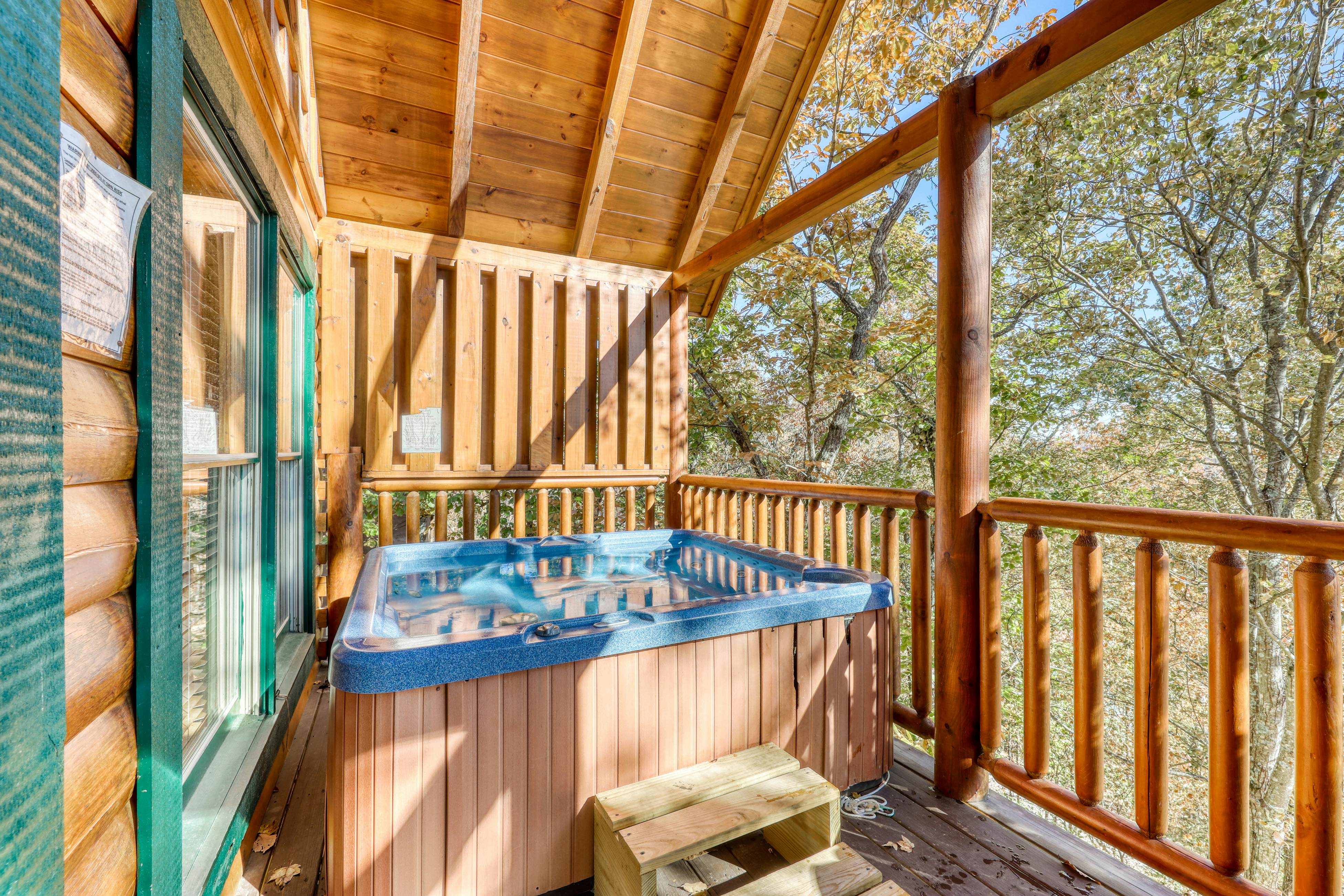 Charming log cabin in mountains w/ Free Attraction Tickets, hot tub & pool table