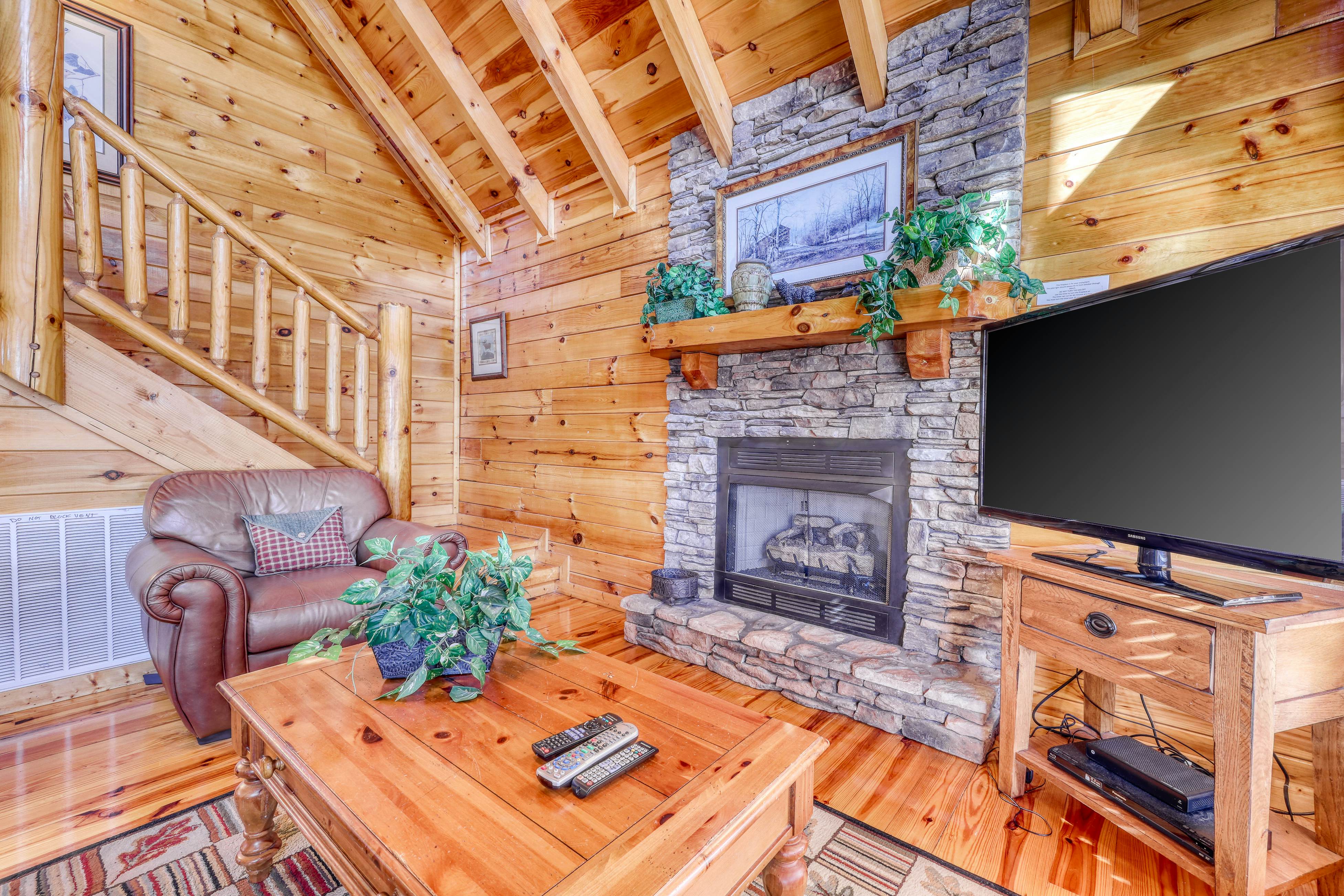 Charming log cabin in mountains w/ Free Attraction Tickets, hot tub & pool table