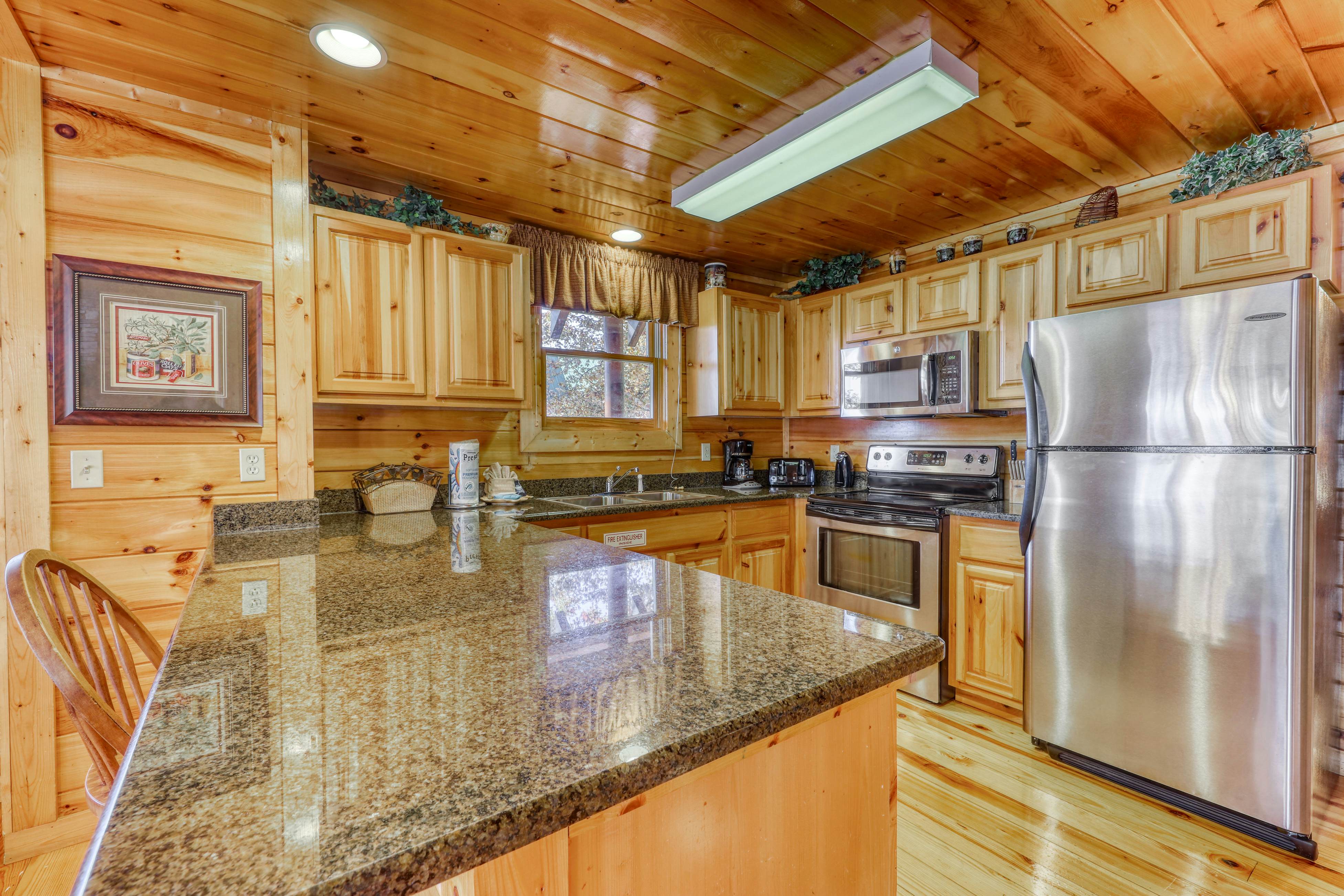 Charming log cabin in mountains w/ Free Attraction Tickets, hot tub & pool table