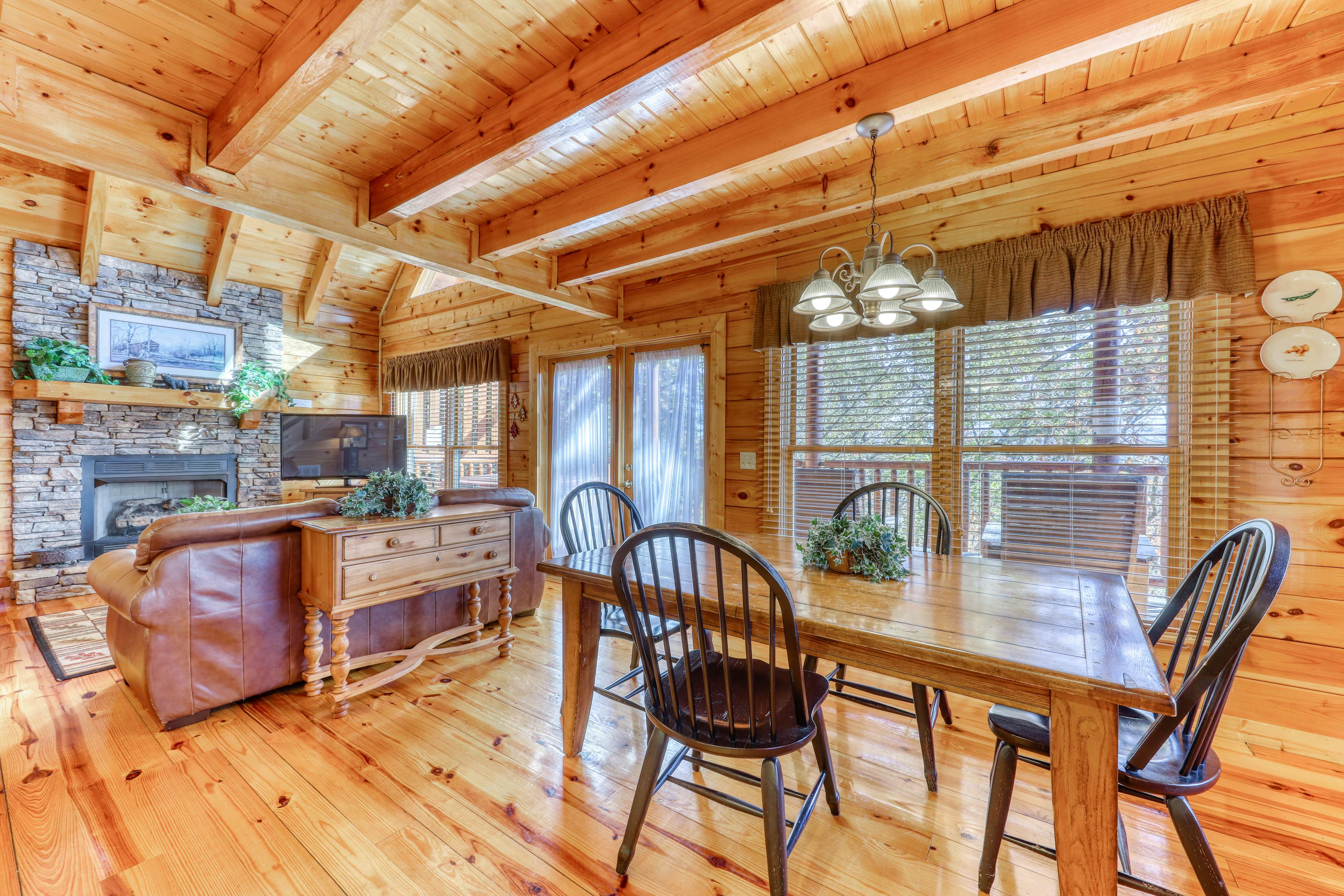 Charming log cabin in mountains w/ Free Attraction Tickets, hot tub & pool table