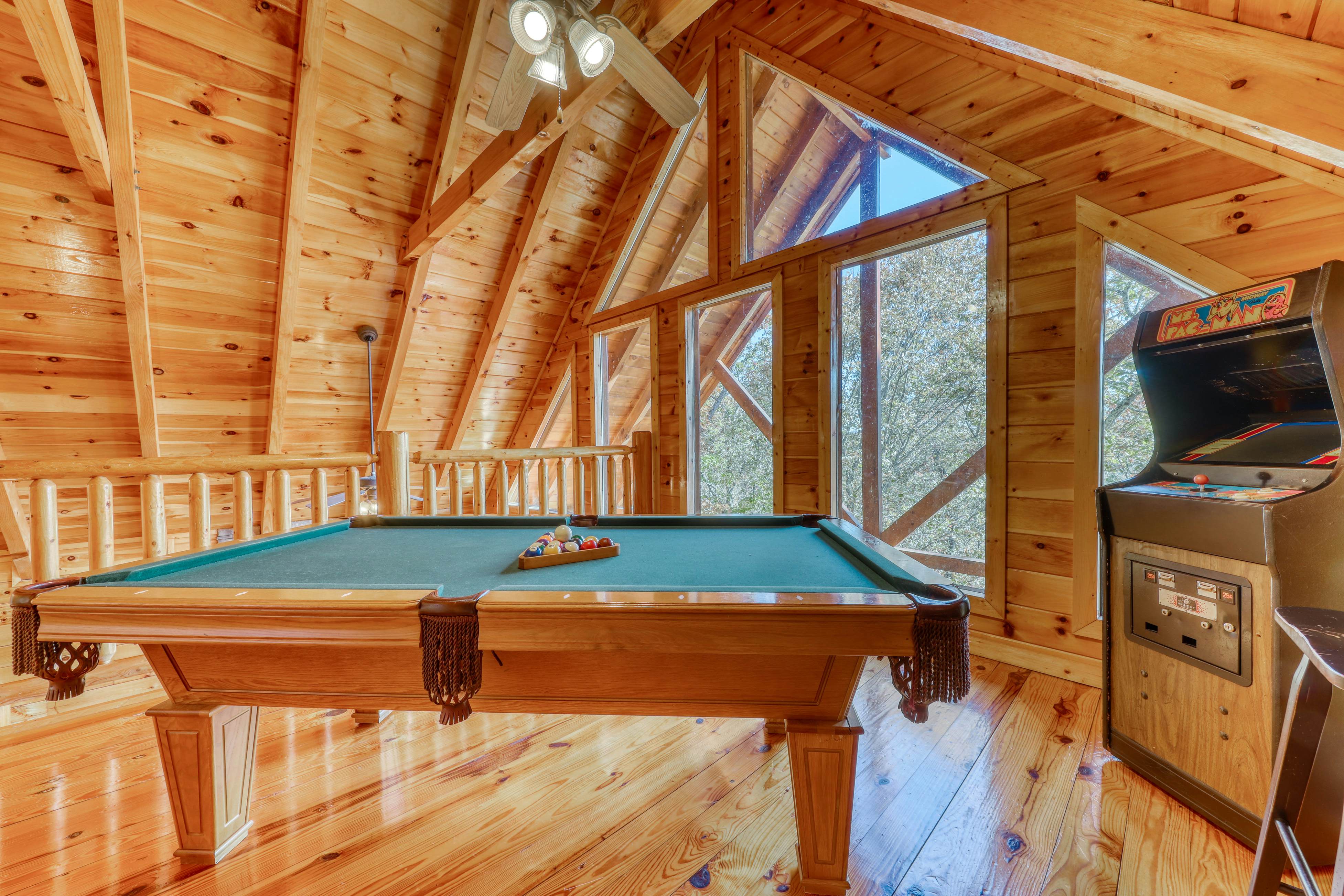 Charming log cabin in mountains w/ Free Attraction Tickets, hot tub & pool table