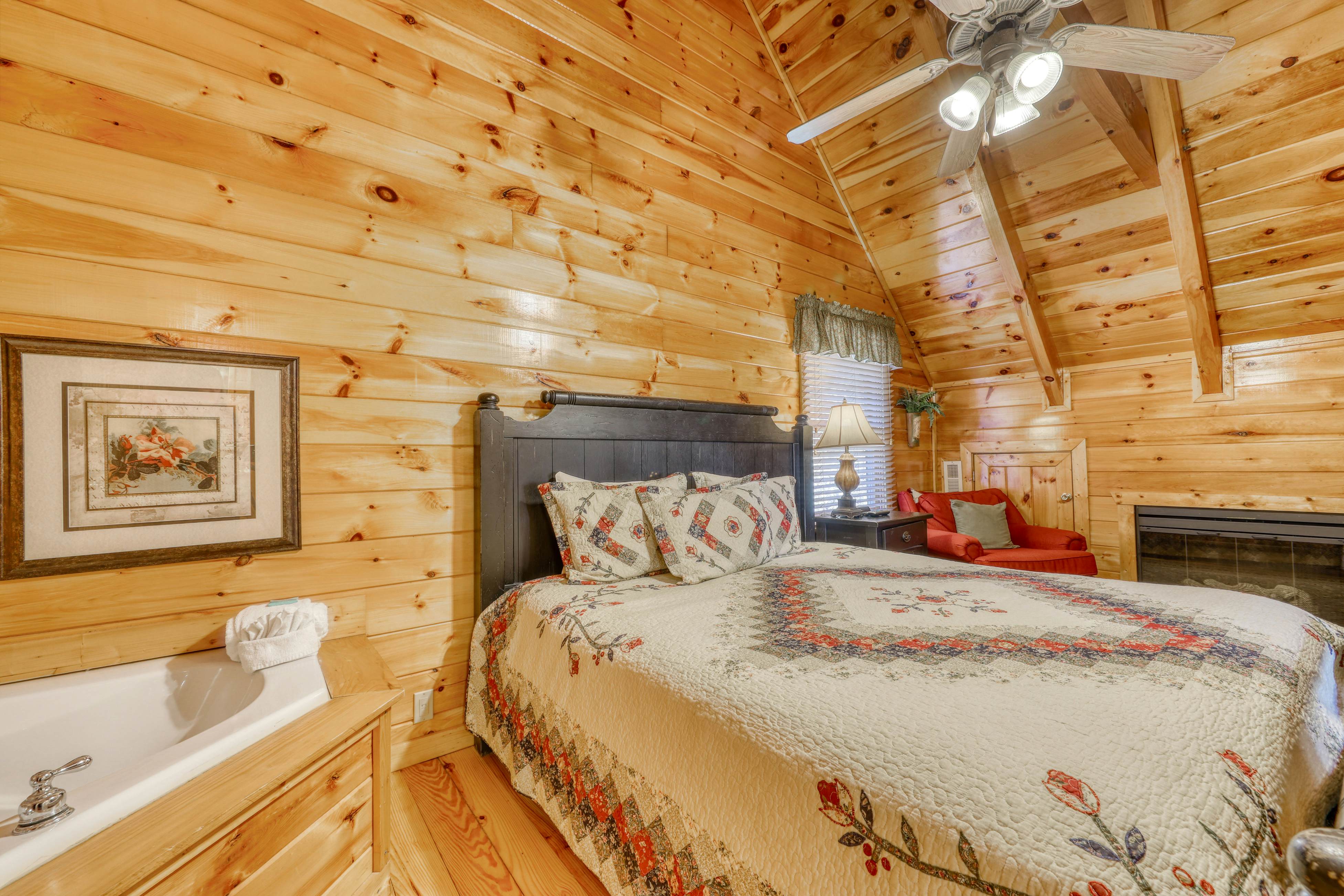 Charming log cabin in mountains w/ Free Attraction Tickets, hot tub & pool table