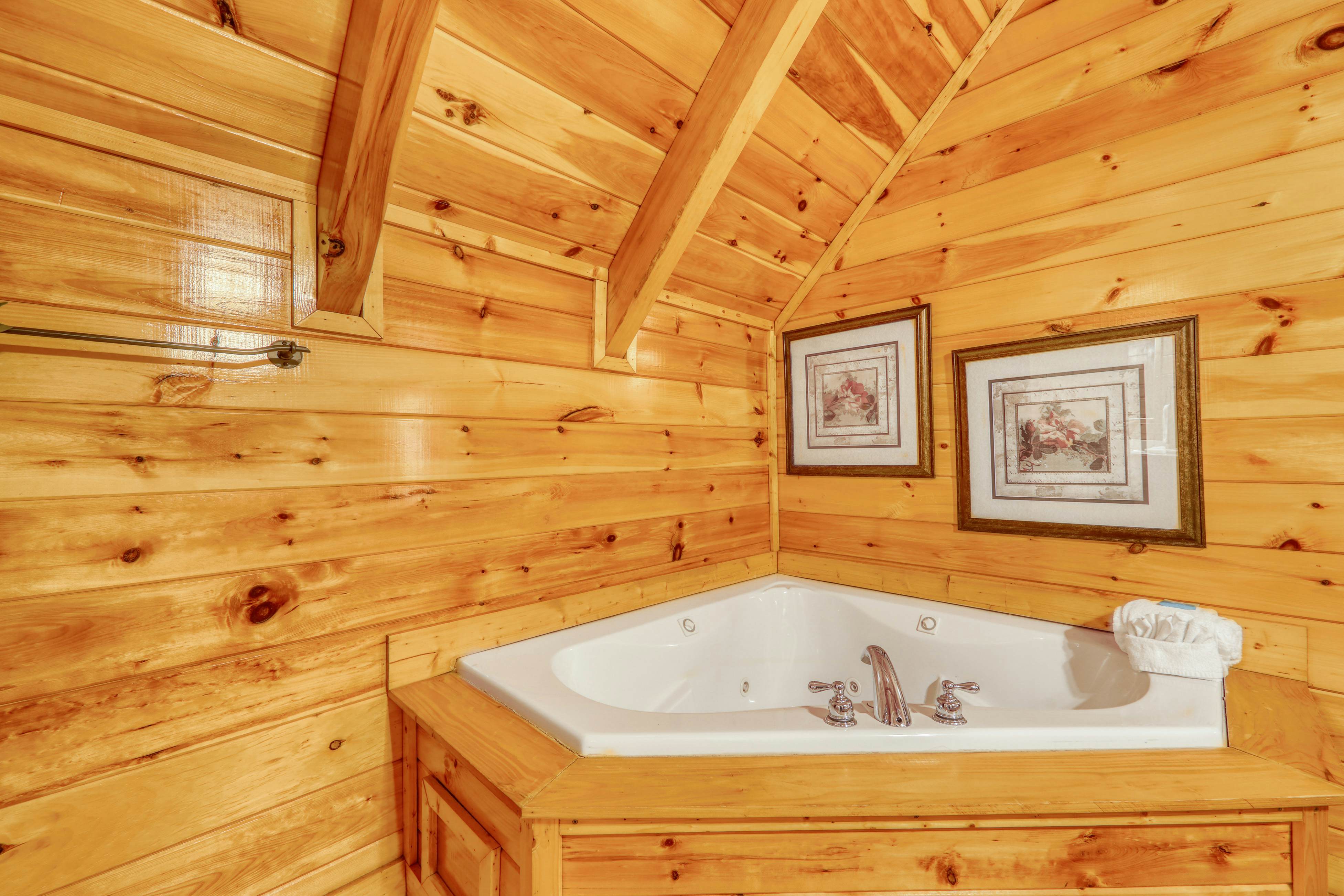 Charming log cabin in mountains w/ Free Attraction Tickets, hot tub & pool table
