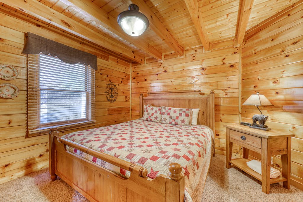 Charming Log Cabin, Sleeps 6, Hot Tub, Pool Table