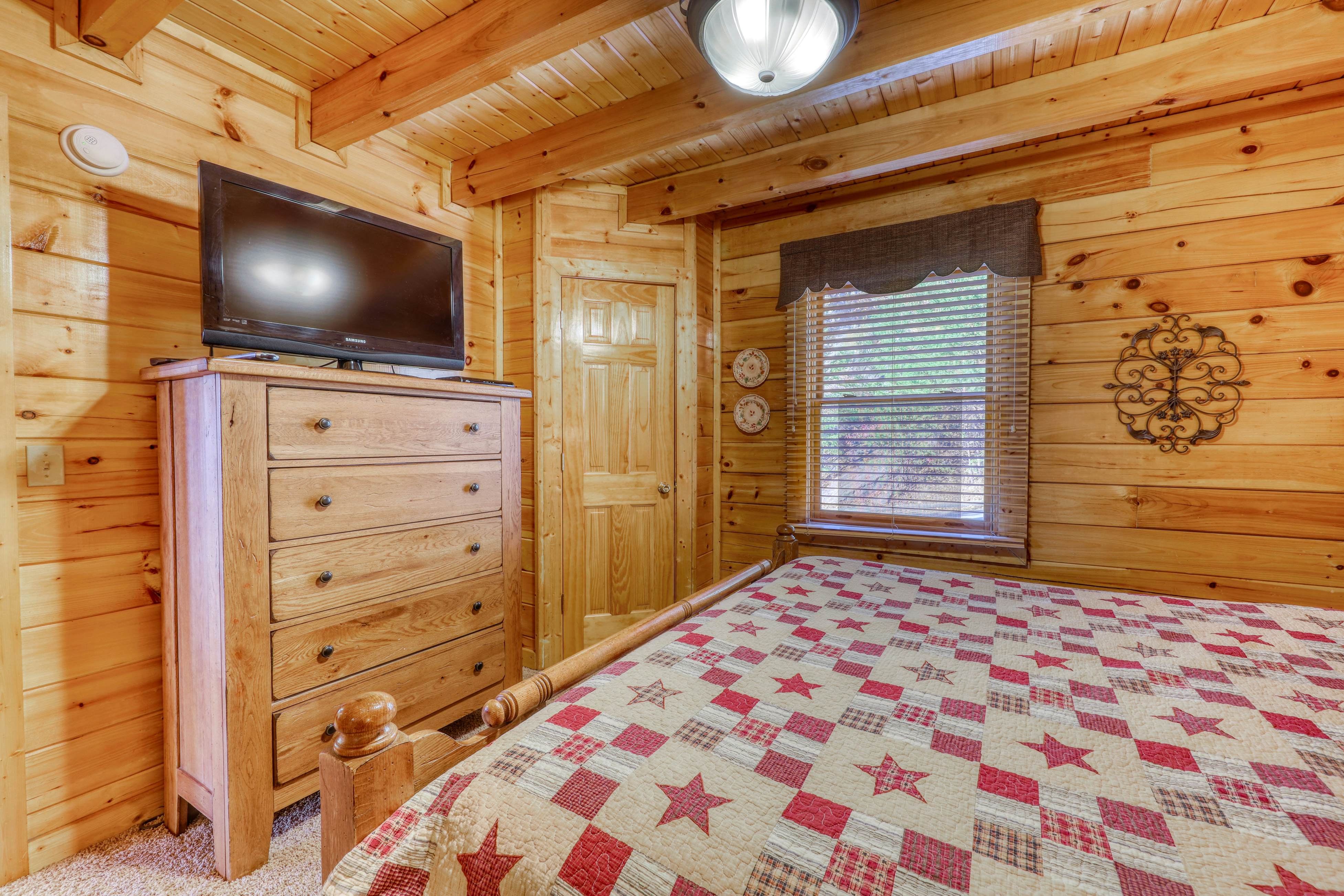 Charming log cabin in mountains w/ Free Attraction Tickets, hot tub & pool table