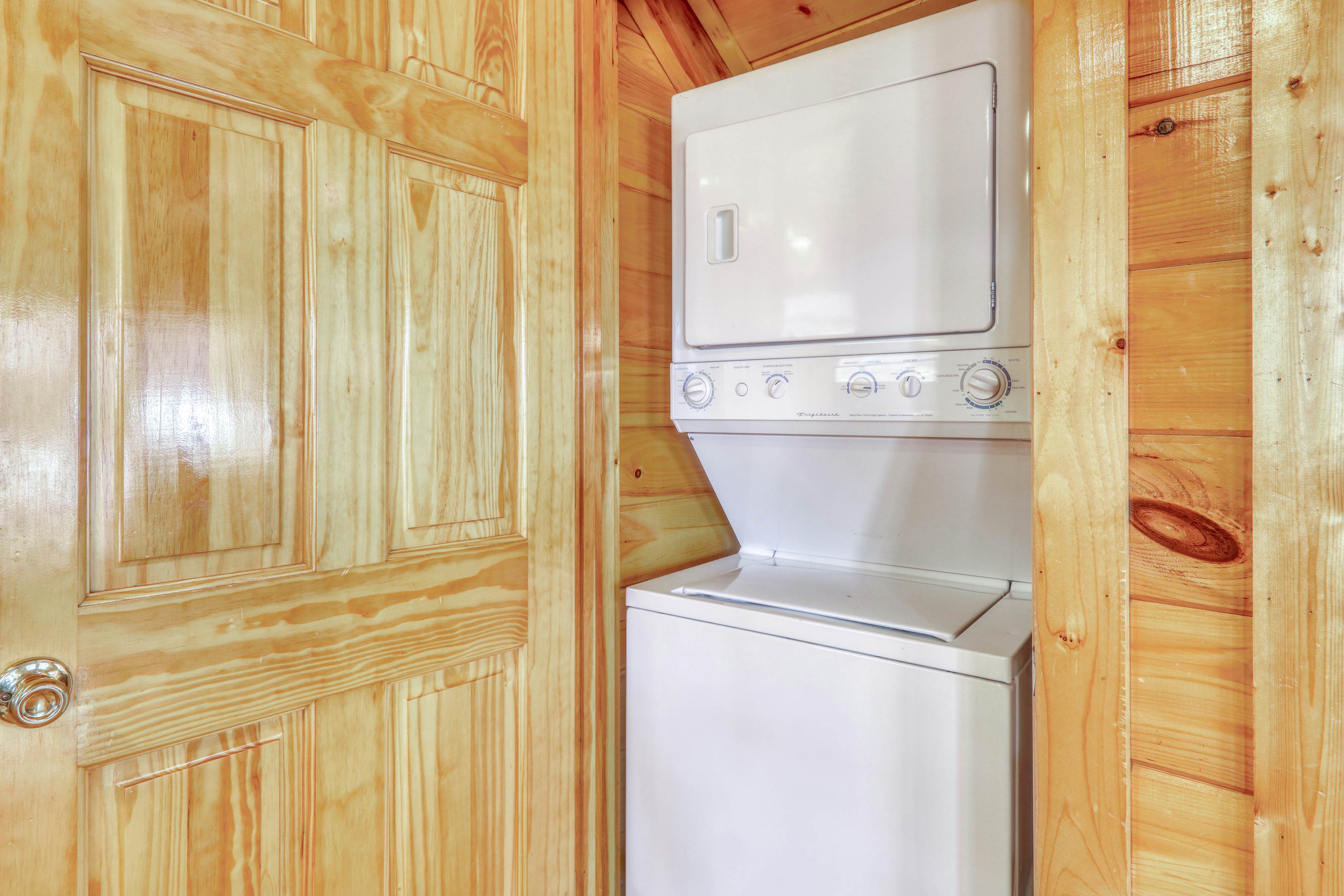 Charming log cabin in mountains w/ Free Attraction Tickets, hot tub & pool table