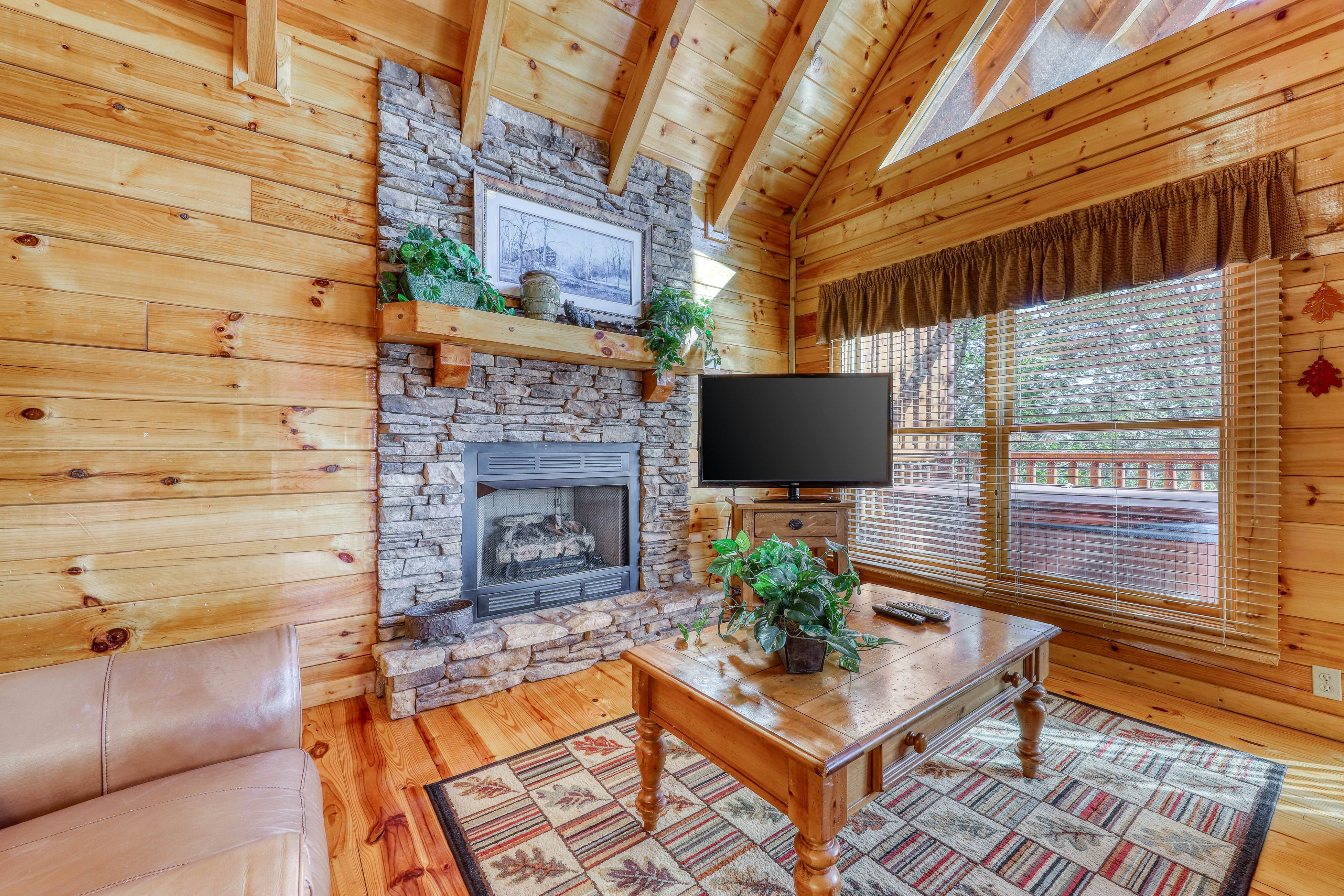 Charming log cabin in mountains w/ Free Attraction Tickets, hot tub & pool table
