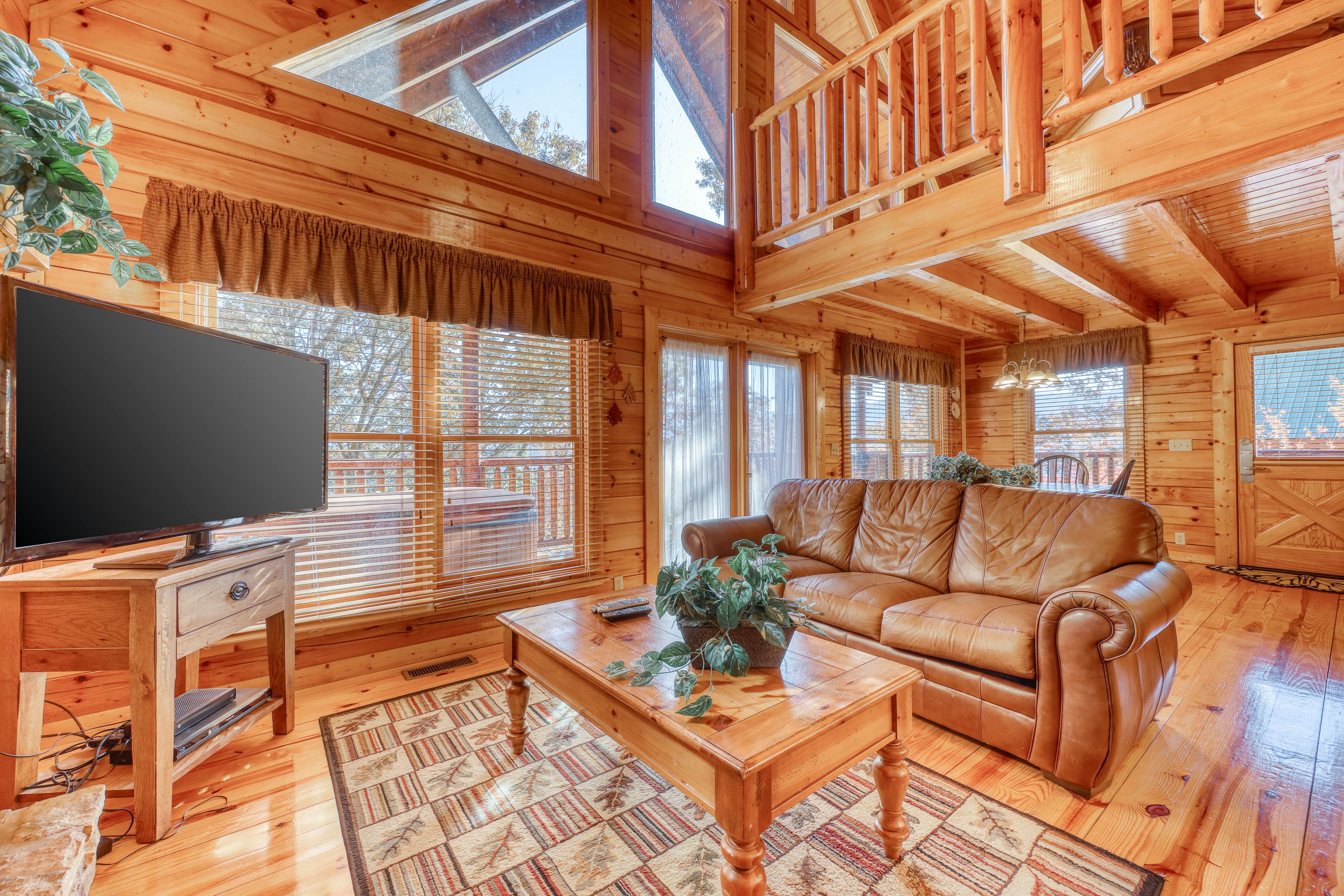 Charming log cabin in mountains w/ Free Attraction Tickets, hot tub & pool table