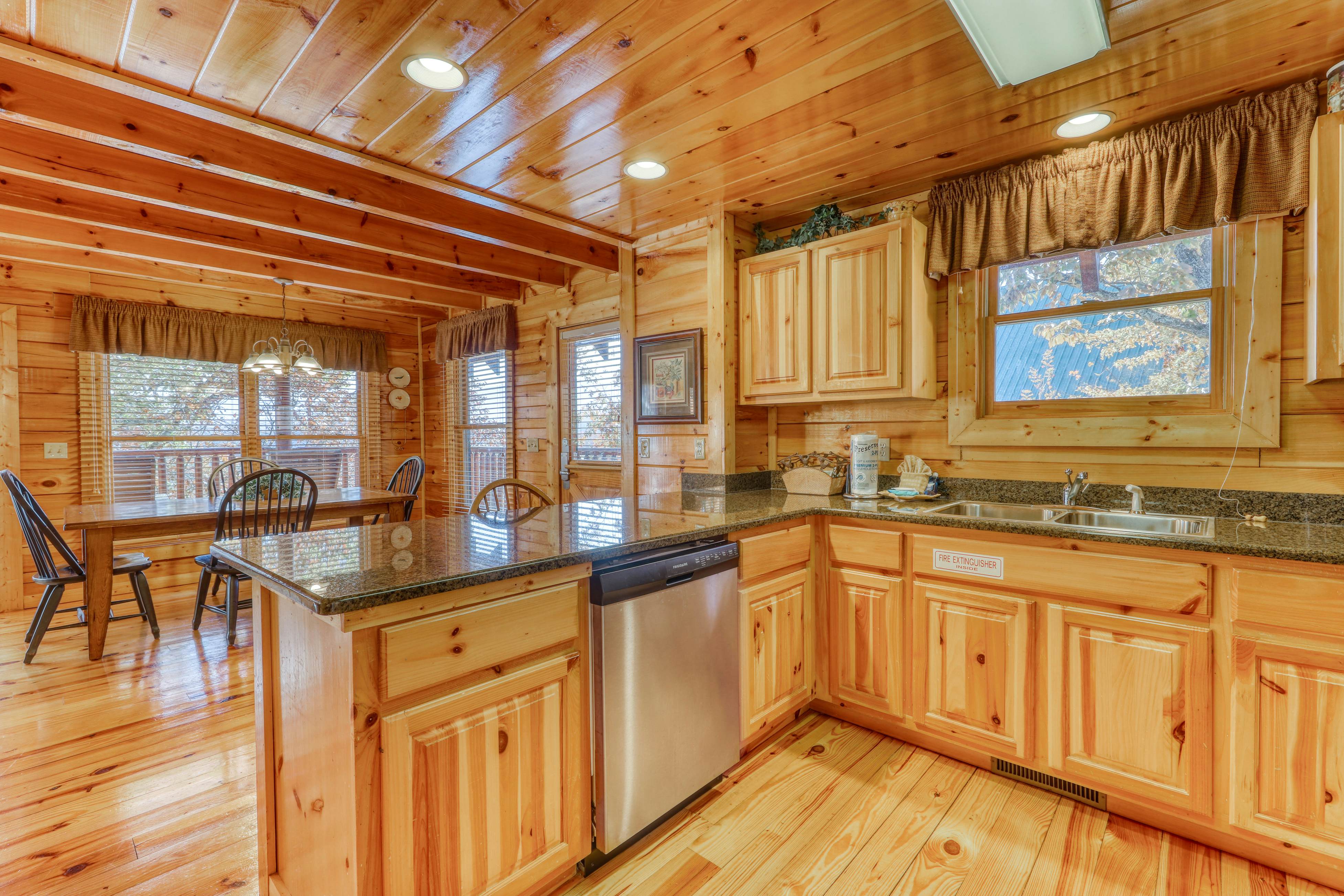 Charming log cabin in mountains w/ Free Attraction Tickets, hot tub & pool table
