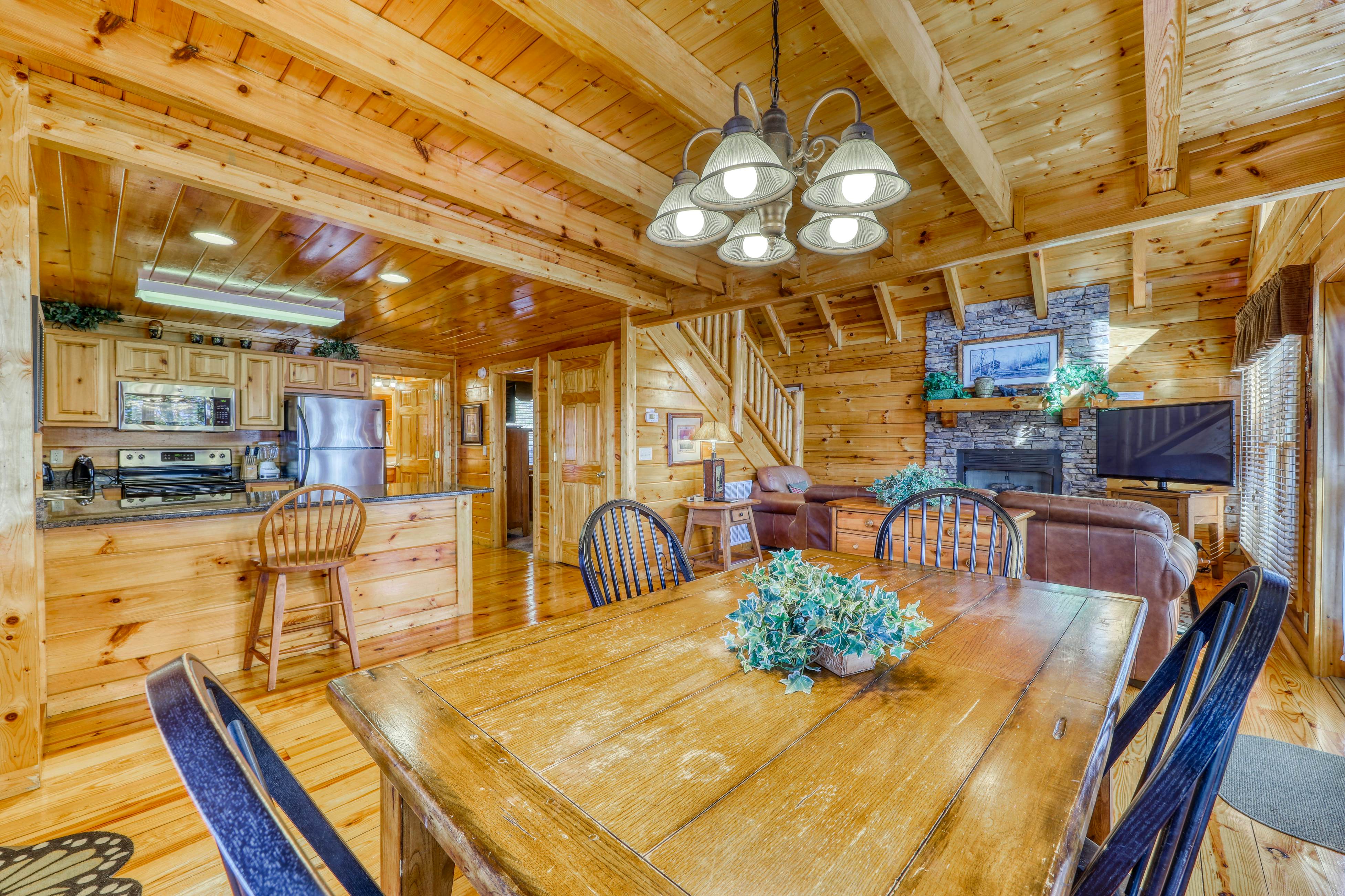 Charming log cabin in mountains w/ Free Attraction Tickets, hot tub & pool table