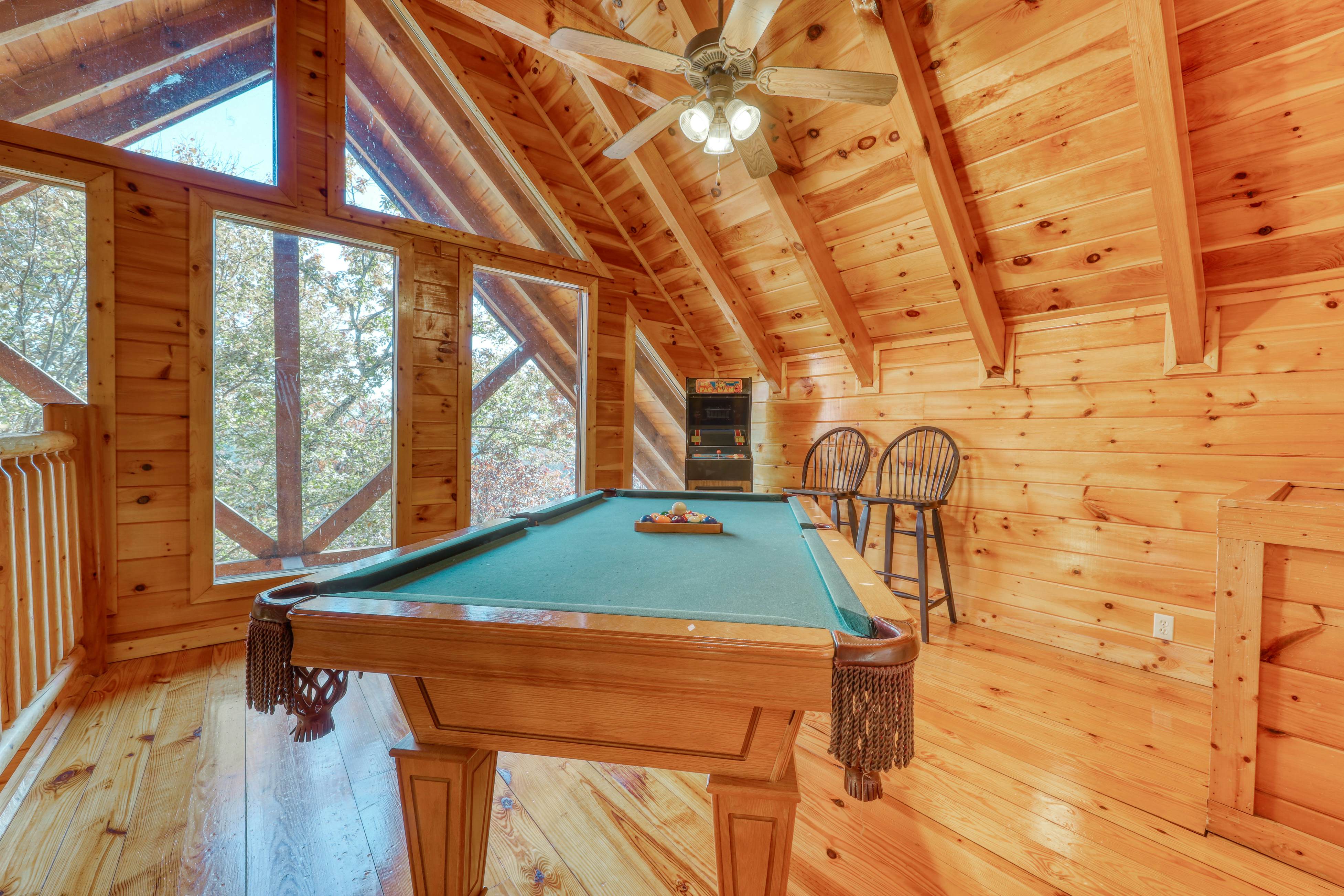 Charming log cabin in mountains w/ Free Attraction Tickets, hot tub & pool table