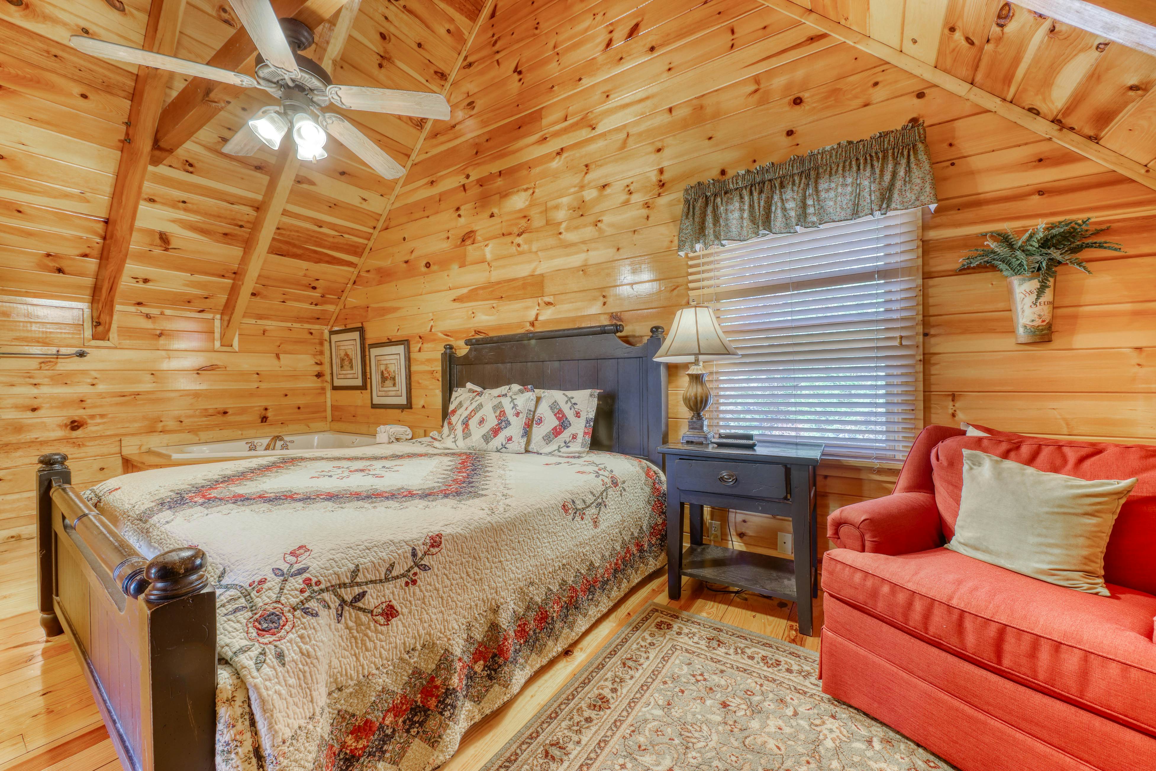 Charming log cabin in mountains w/ Free Attraction Tickets, hot tub & pool table