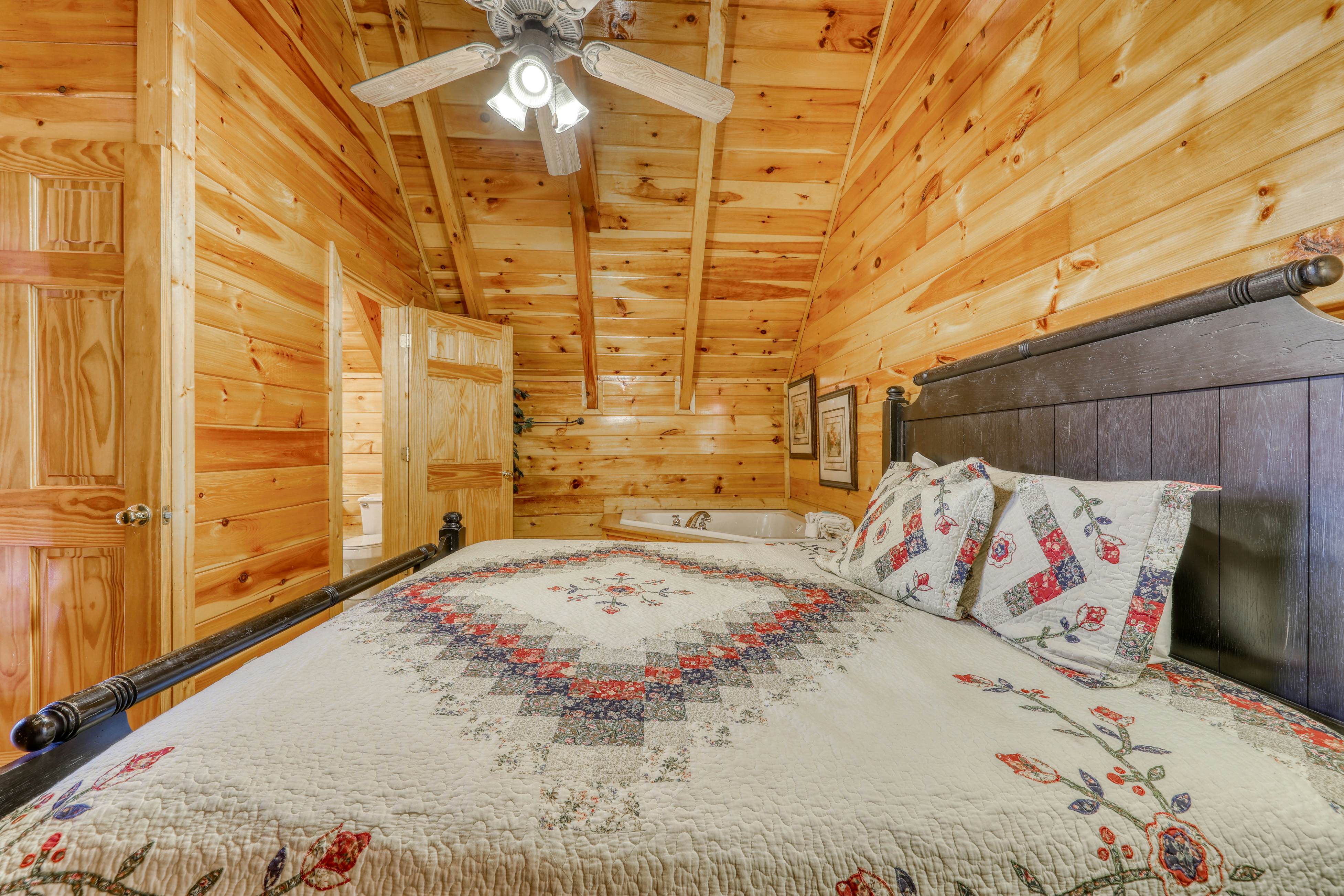 Charming log cabin in mountains w/ Free Attraction Tickets, hot tub & pool table