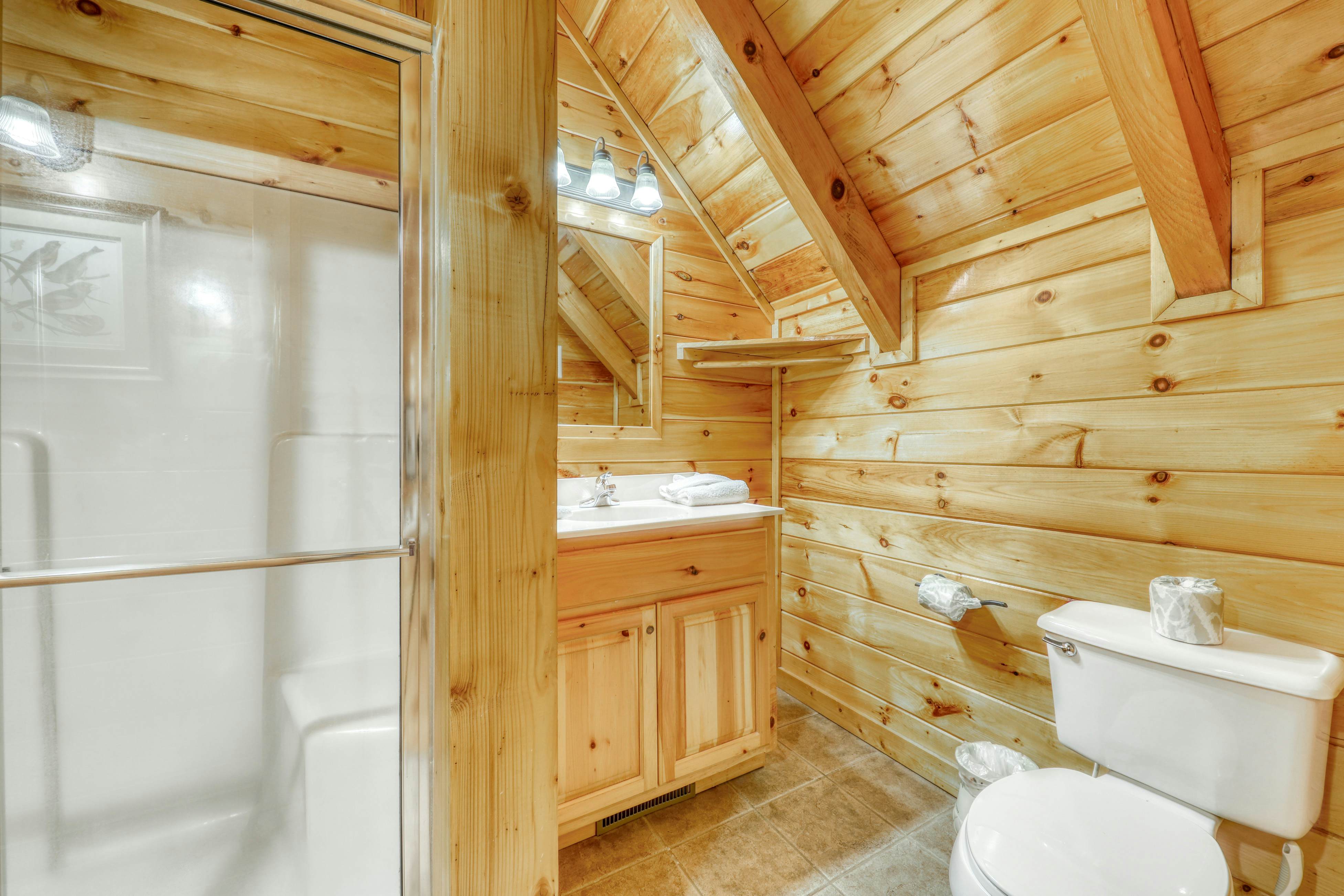 Charming log cabin in mountains w/ Free Attraction Tickets, hot tub & pool table