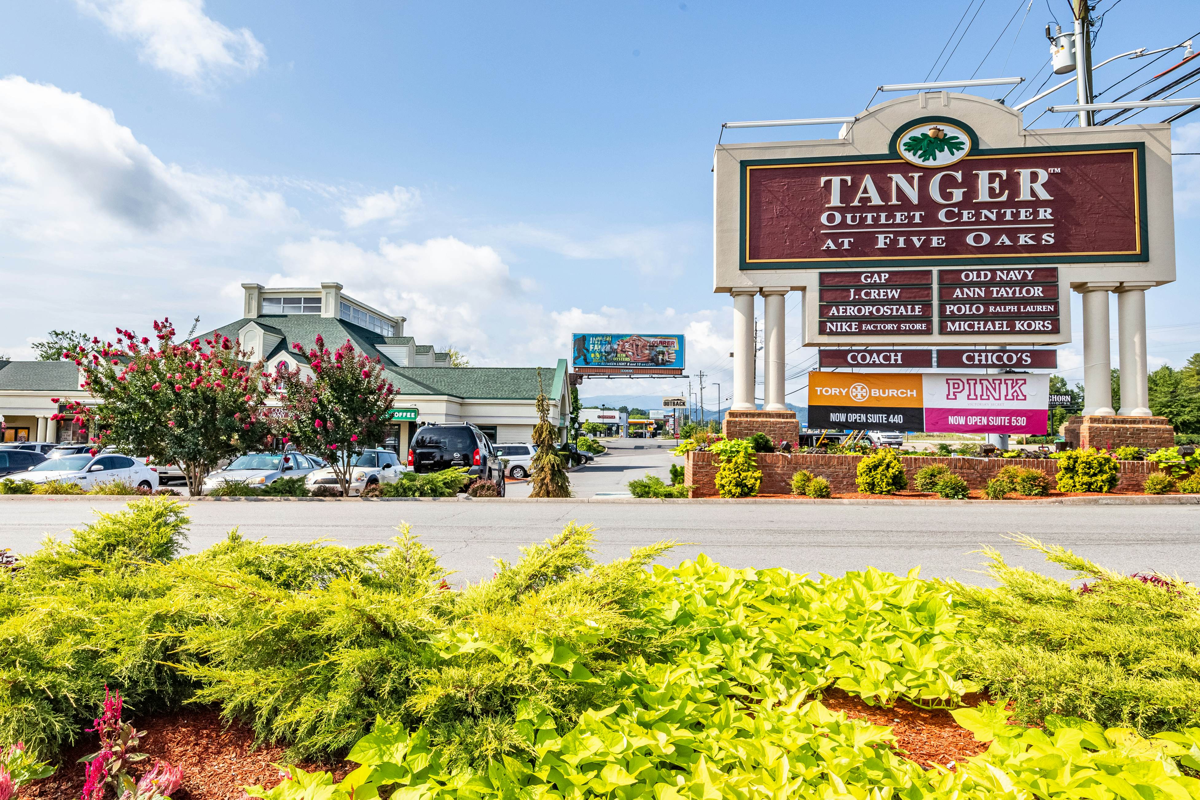 Charming log cabin in mountains w/ Free Attraction Tickets, hot tub & pool table