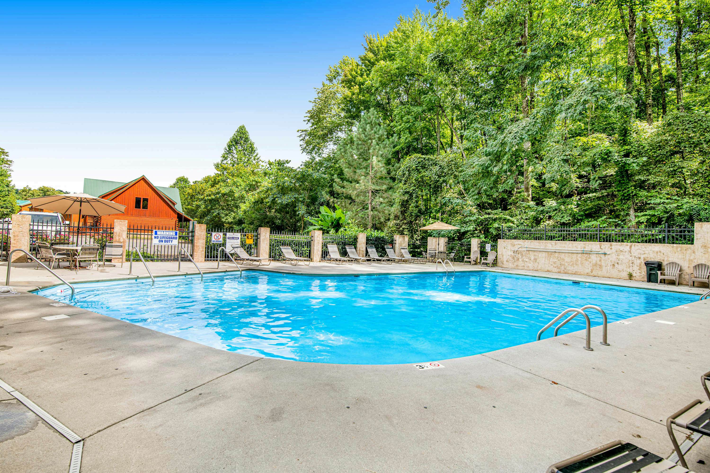 Charming log cabin in mountains w/ Free Attraction Tickets, hot tub & pool table