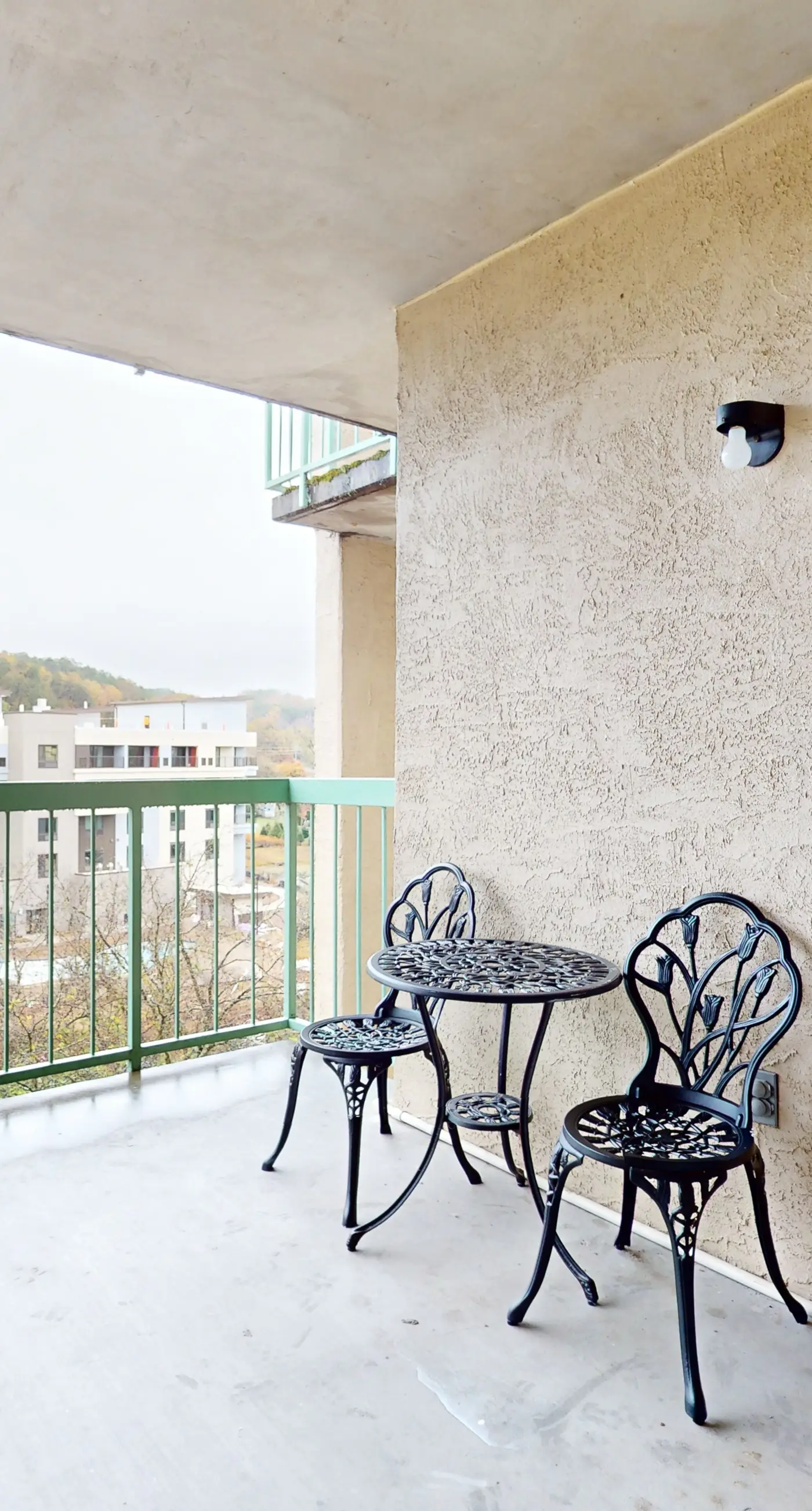 Riverfront Condo, Sleeps 6, Shared Pool, Fireplace