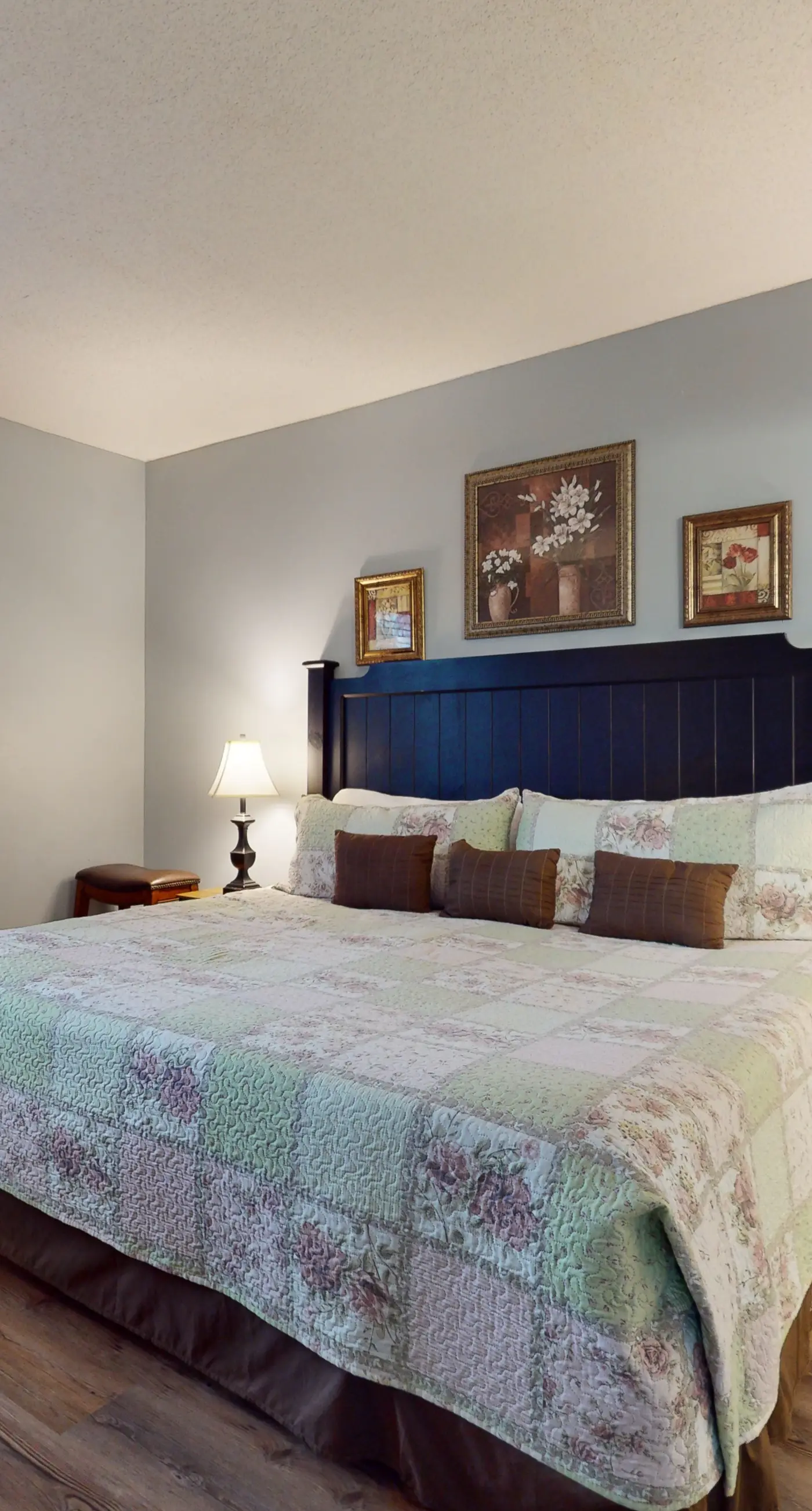 Riverfront Condo, Sleeps 6, Shared Pool, Fireplace