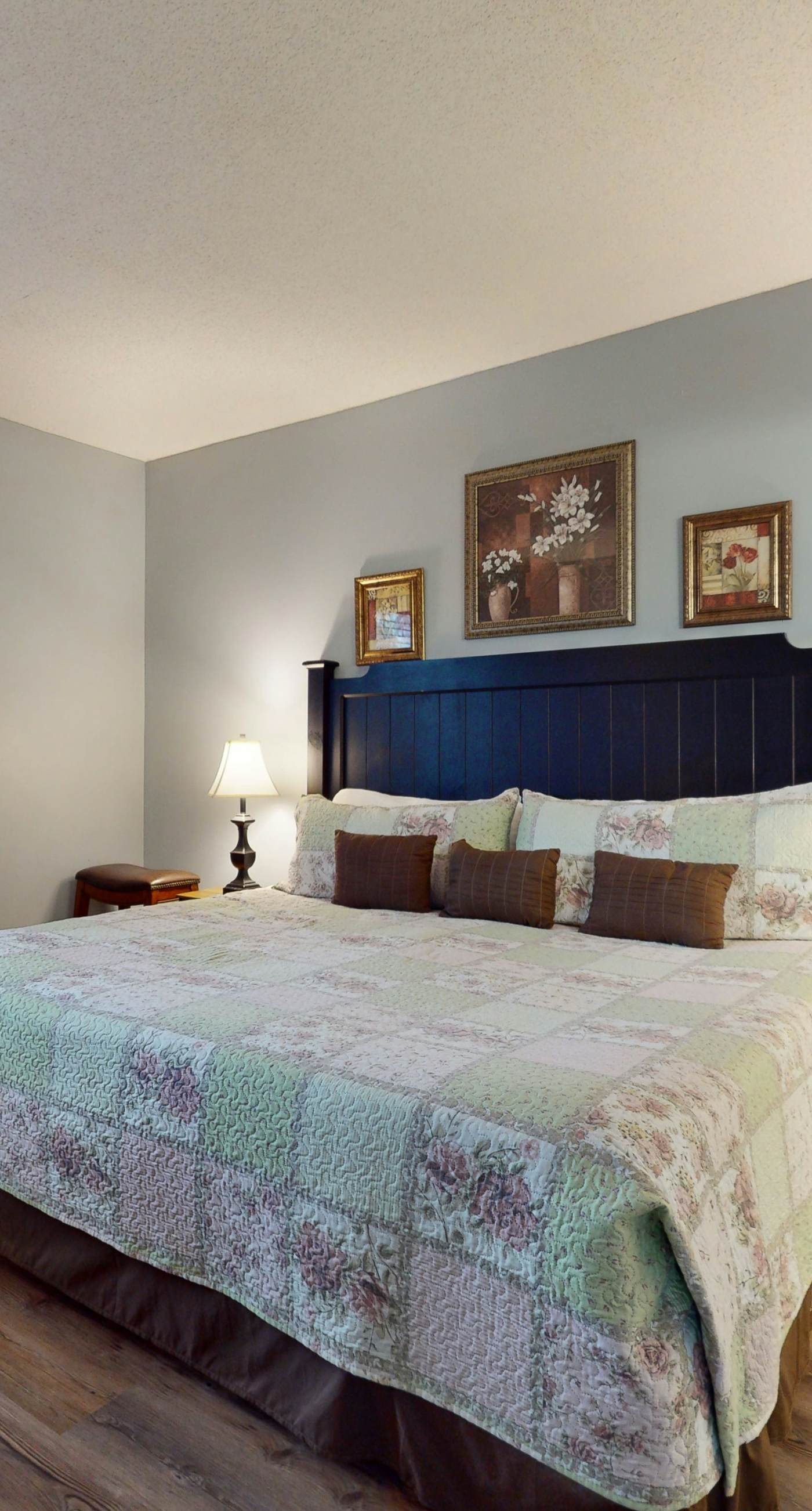 Riverfront Condo, Sleeps 6, Shared Pool, Fireplace