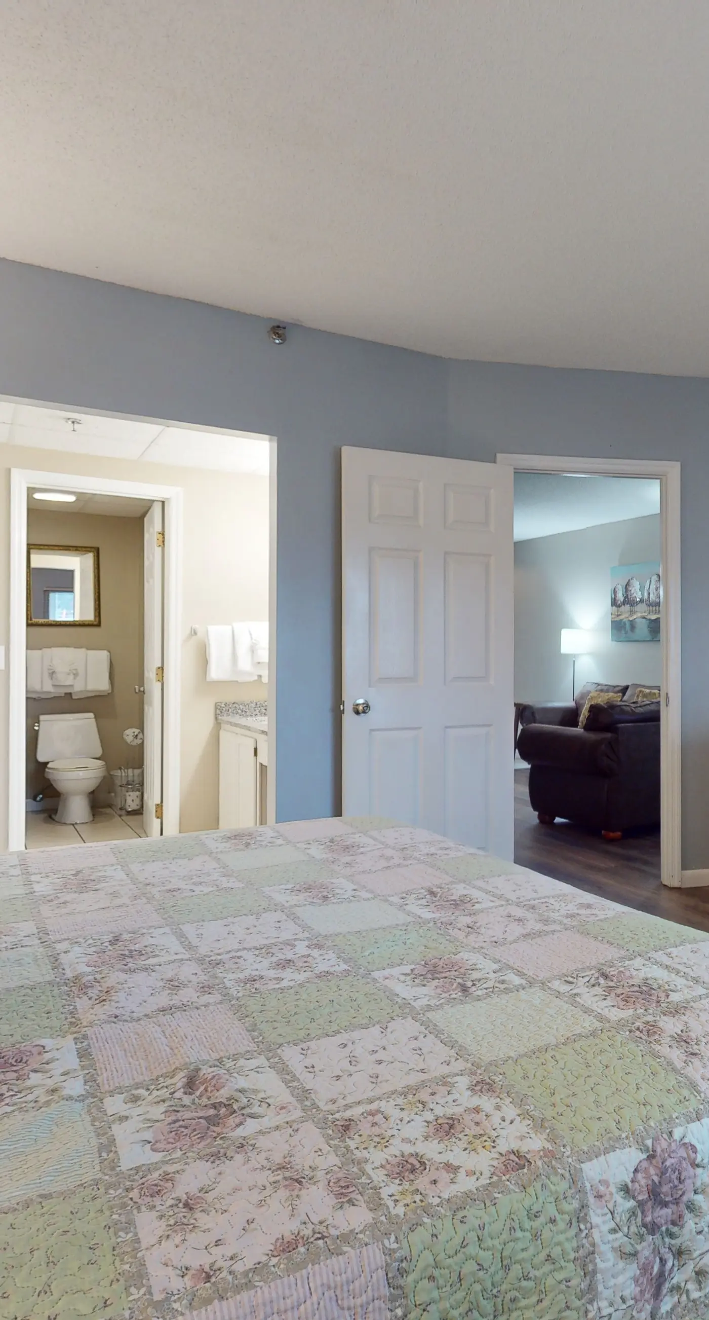 Riverfront Condo, Sleeps 6, Shared Pool, Fireplace