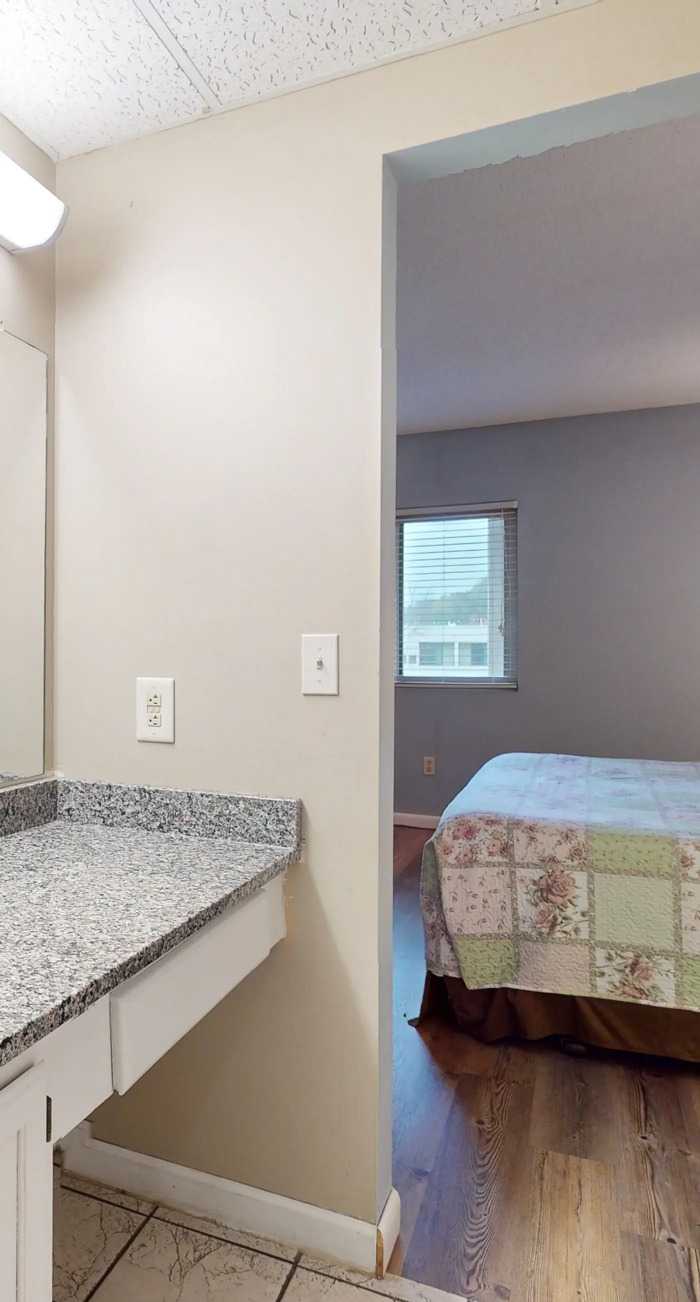 Riverfront Condo, Sleeps 6, Shared Pool, Fireplace