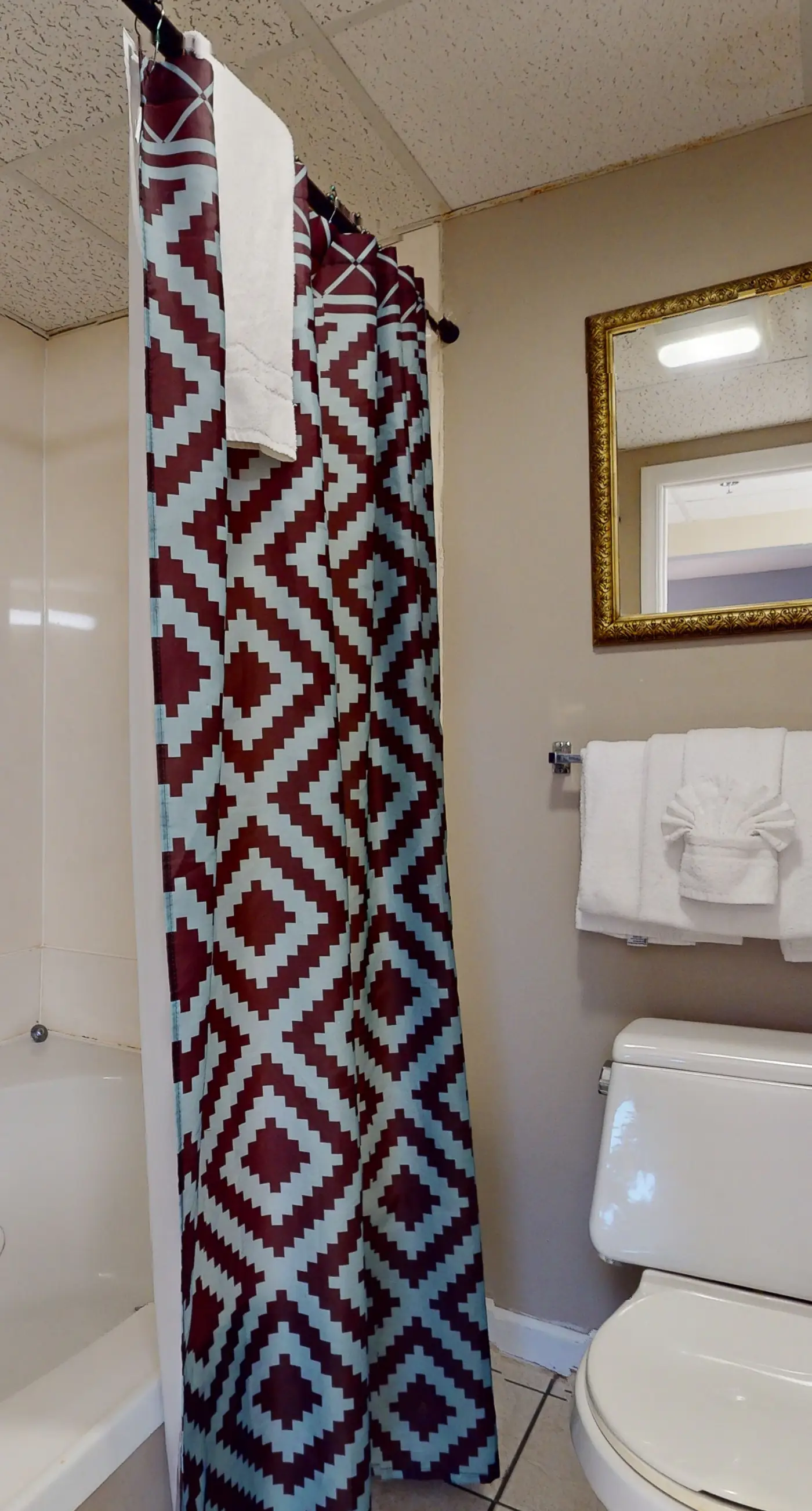 Riverfront Condo, Sleeps 6, Shared Pool, Fireplace