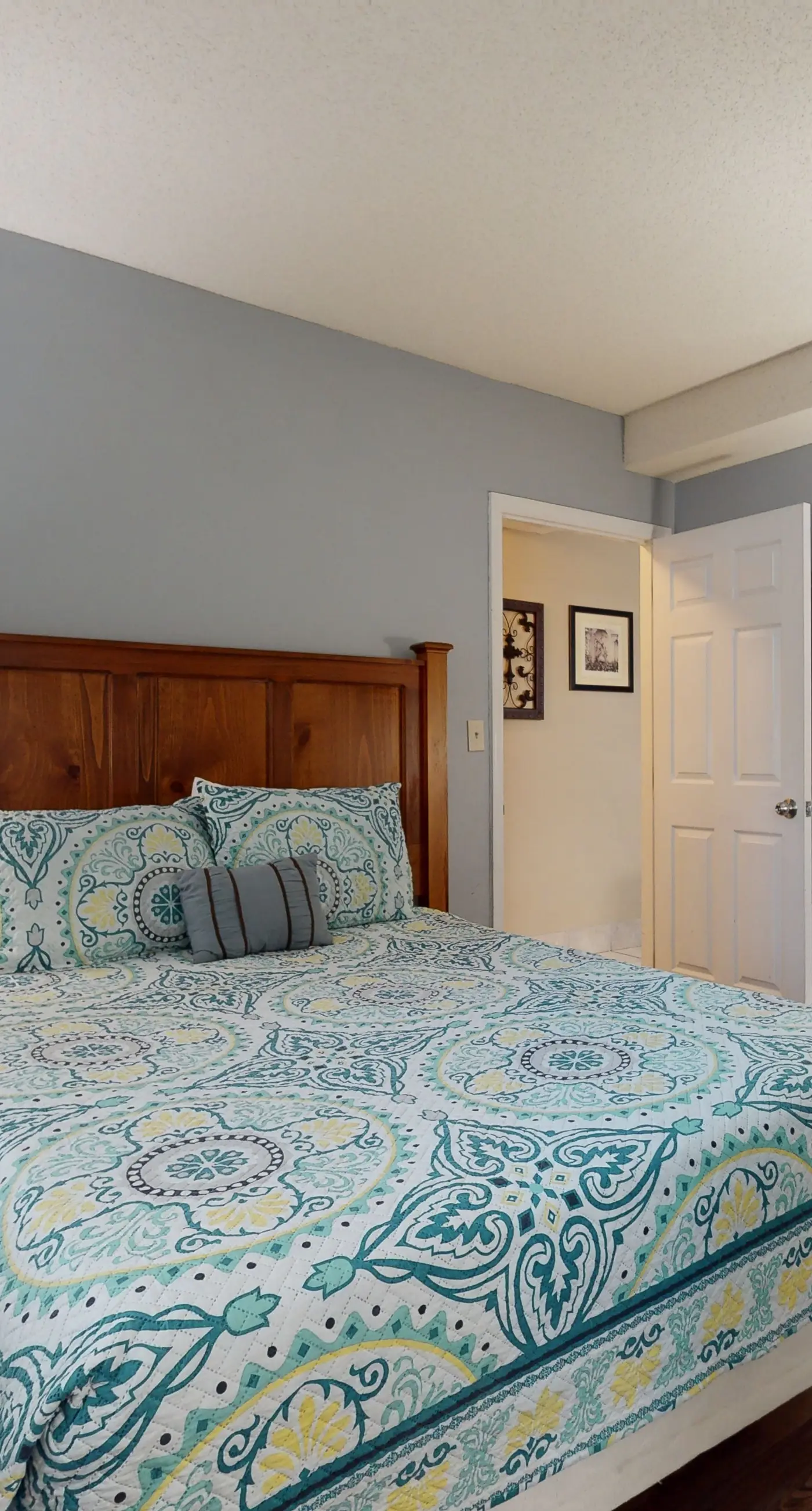 Riverfront Condo, Sleeps 6, Shared Pool, Fireplace