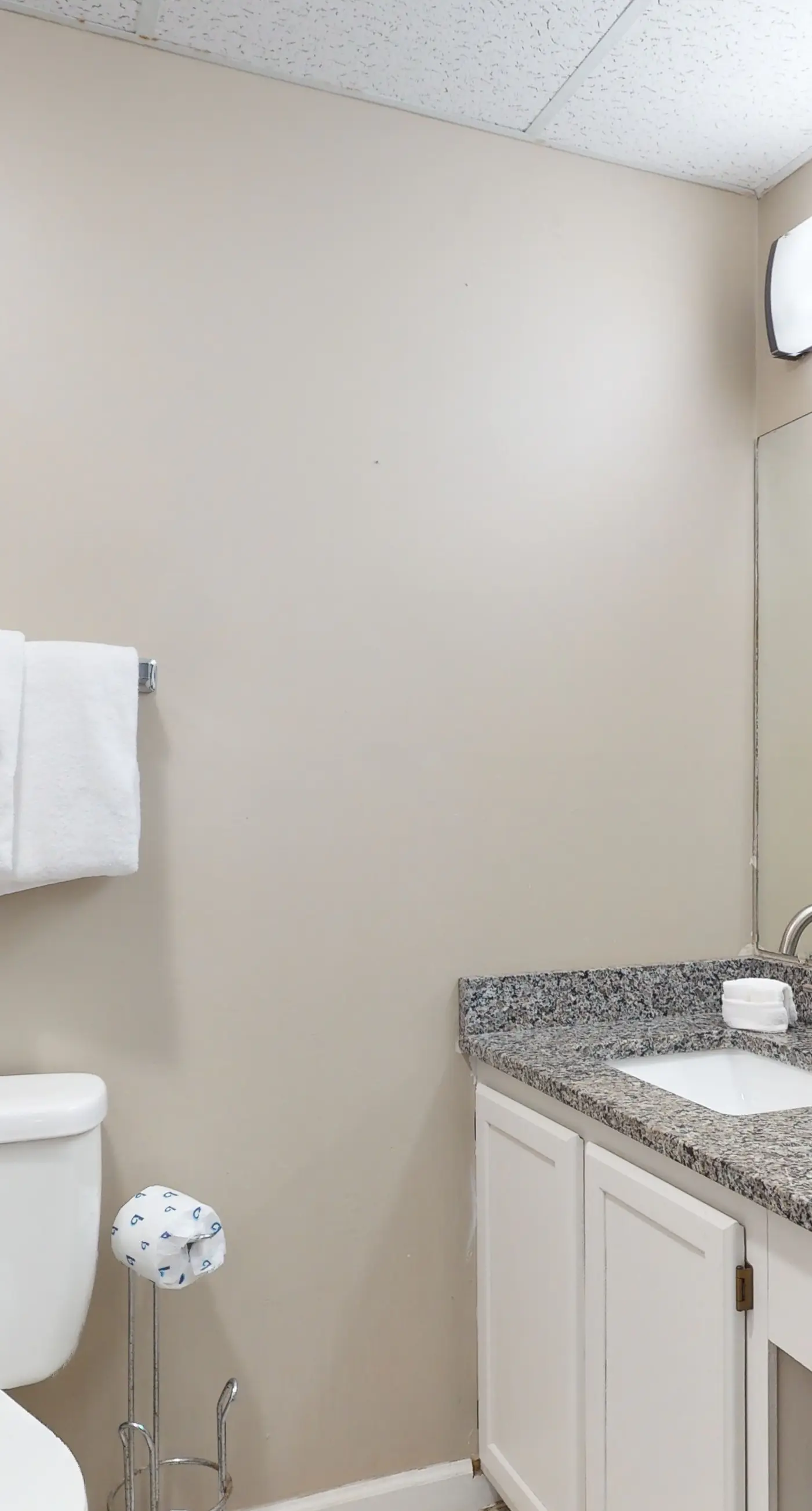 Riverfront Condo, Sleeps 6, Shared Pool, Fireplace