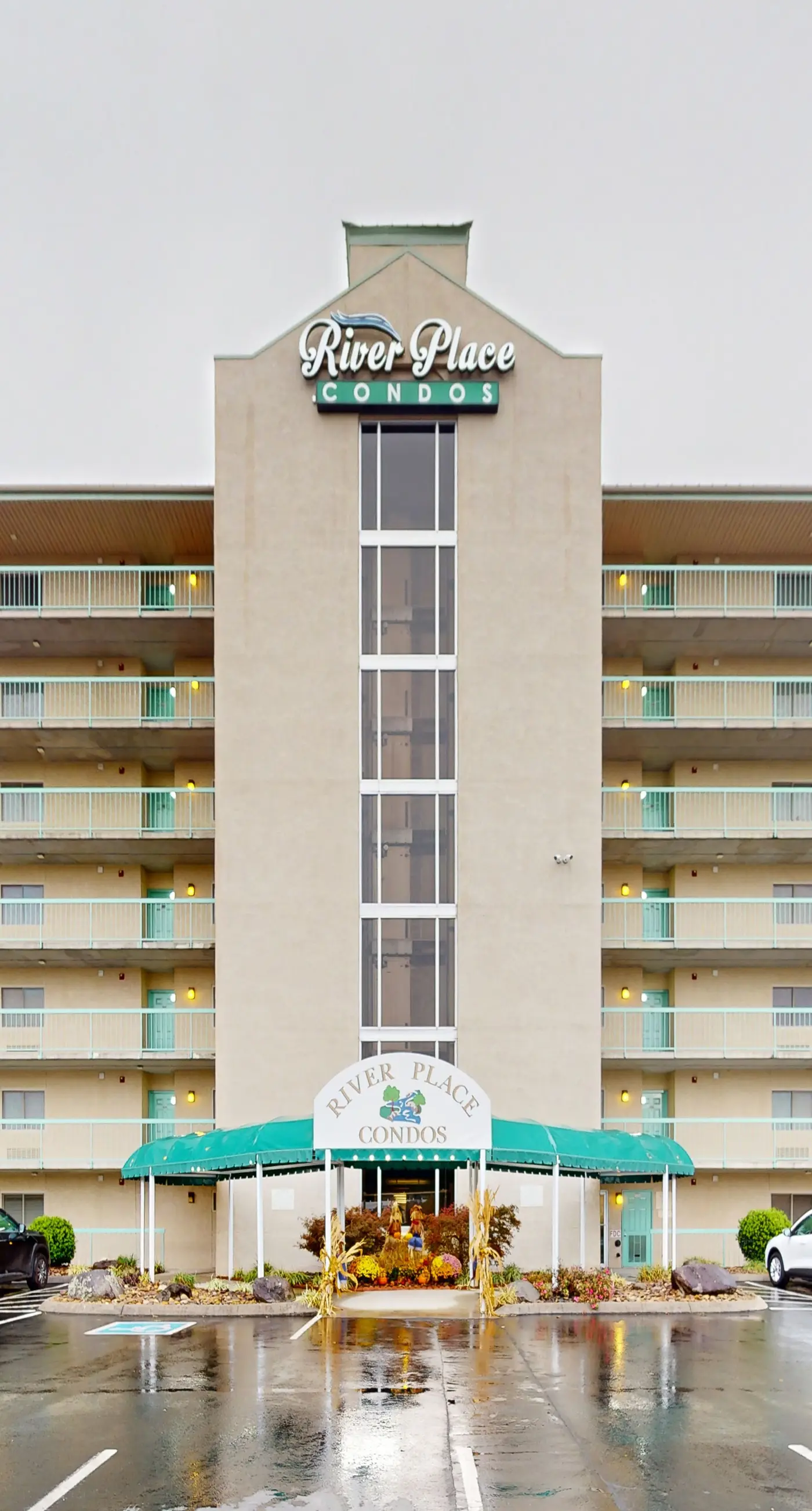 Riverfront Condo, Sleeps 6, Shared Pool, Fireplace