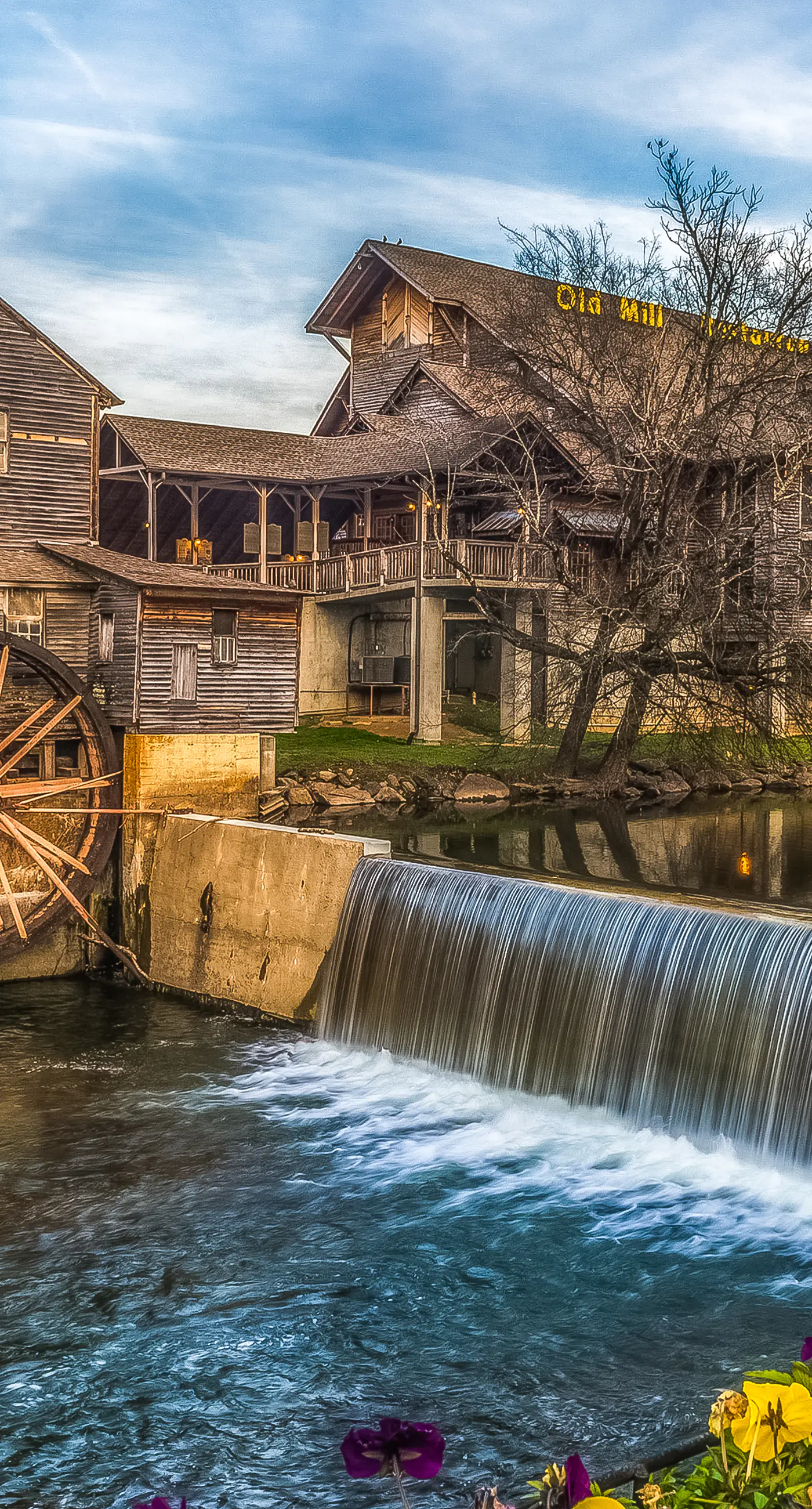 Riverfront Condo, Sleeps 6, Shared Pool, Fireplace